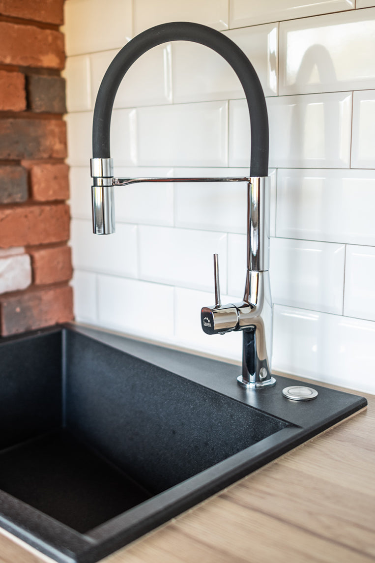 Кухненски смесител Pola - Laveo едноръкохватков с гъвкав черен чучур, аератор и керамичен картуш, онлайн магазин KERANOVA