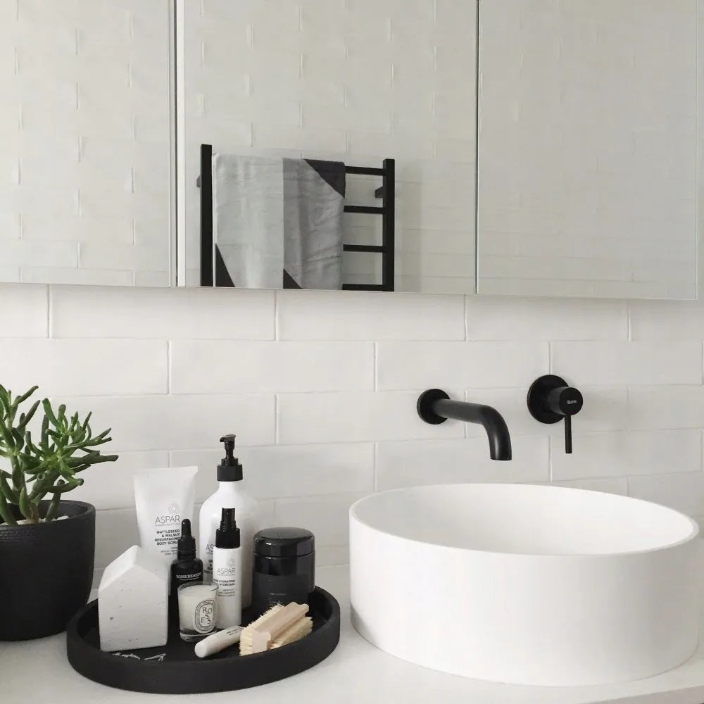 Стенен смесител за мивка Lungo Black Wall - черен мат в модерен банен интериор, вграден стенен смесител за мивка от KERANOVA
