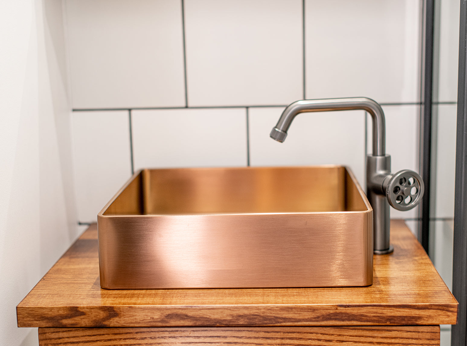 Смесител за мивка Muro Graphite - Laveo на плот с кутияна медна мивка, графитно покритие, онлайн магазин за обзавеждане за бани KERANOVA