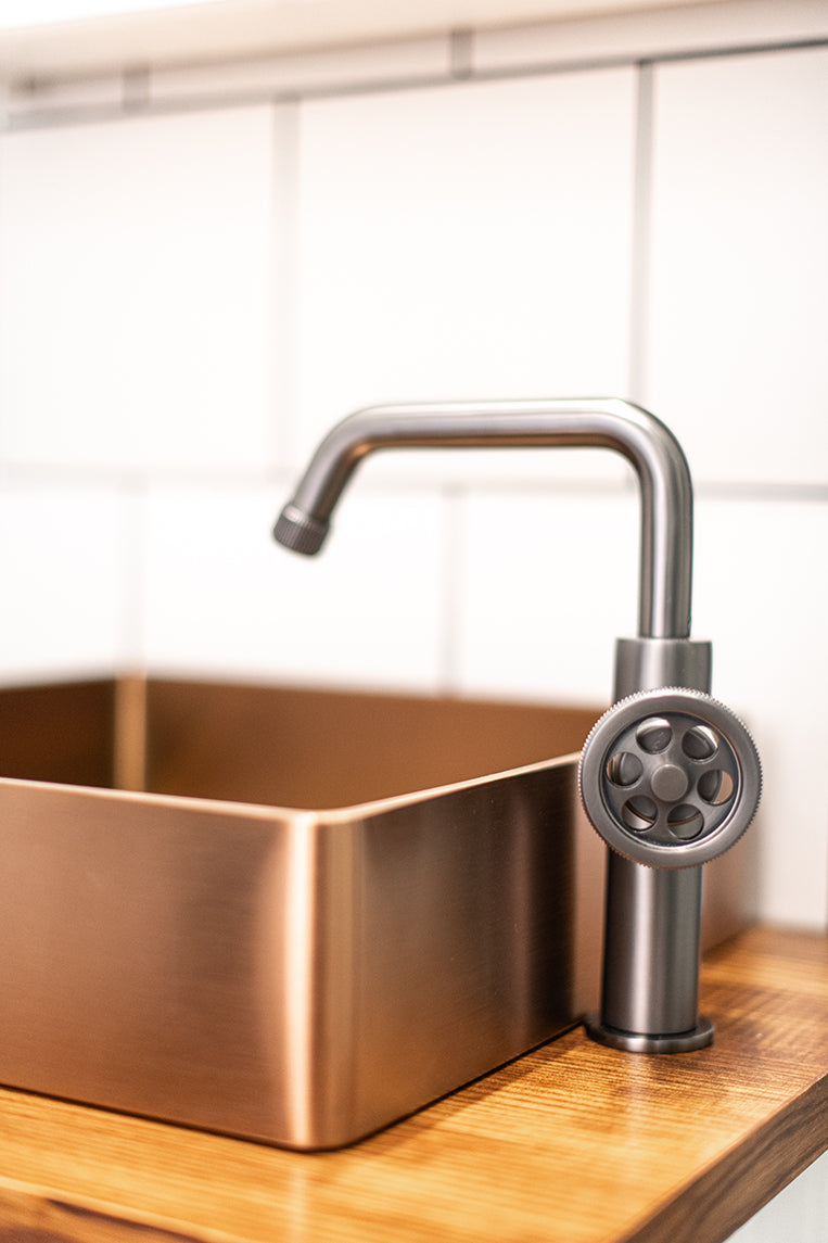 Смесител за мивка Muro Graphite - Laveo в графитен цвят, стоящ модел без изпразнител за онлайн магазин за обзавеждане за бани KERANOVA