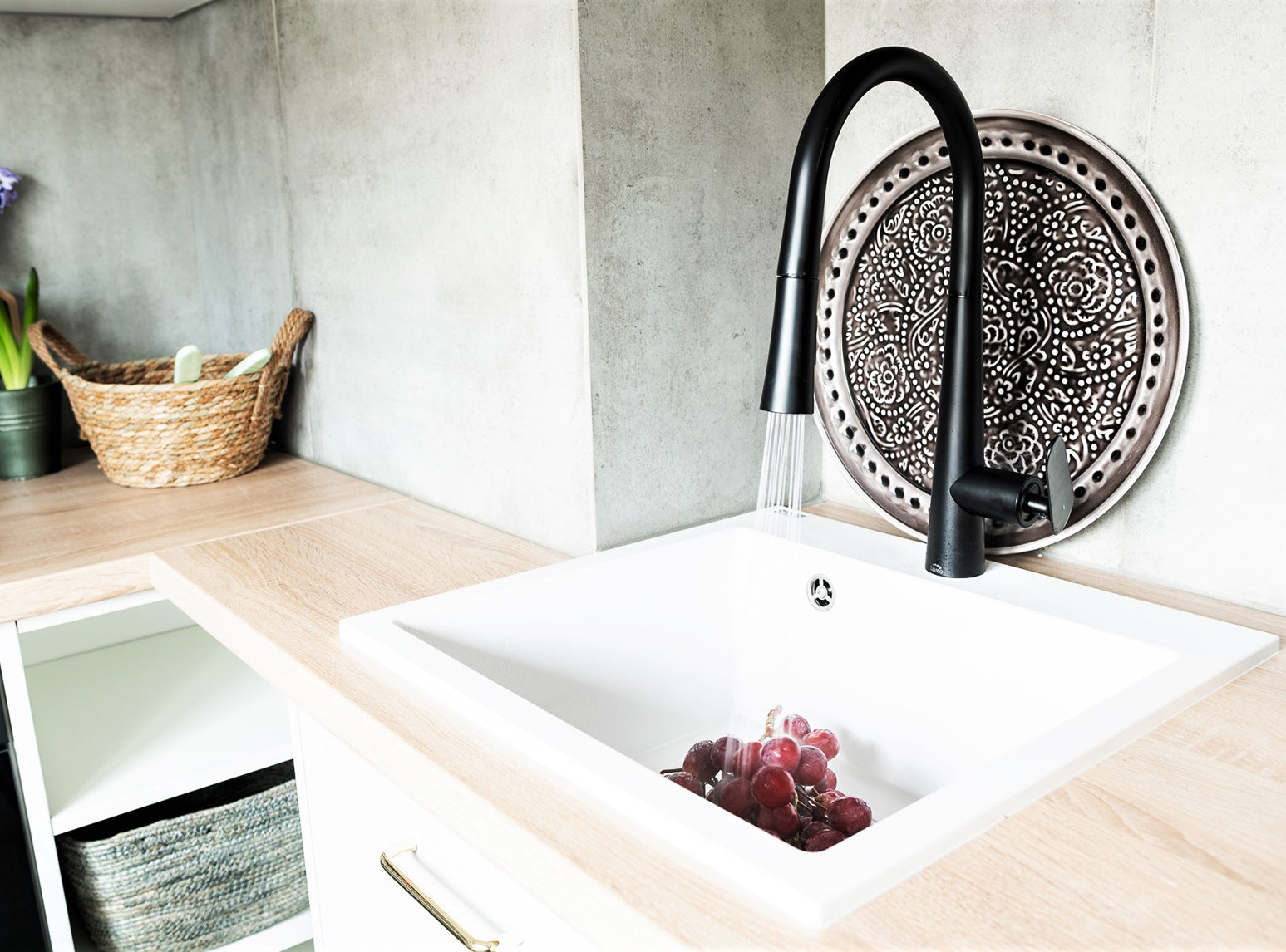 Кухненски смесител Nalda Black изтеглящ - Laveo в модерен кухненски плот, изтеглящ душ и черно покритие