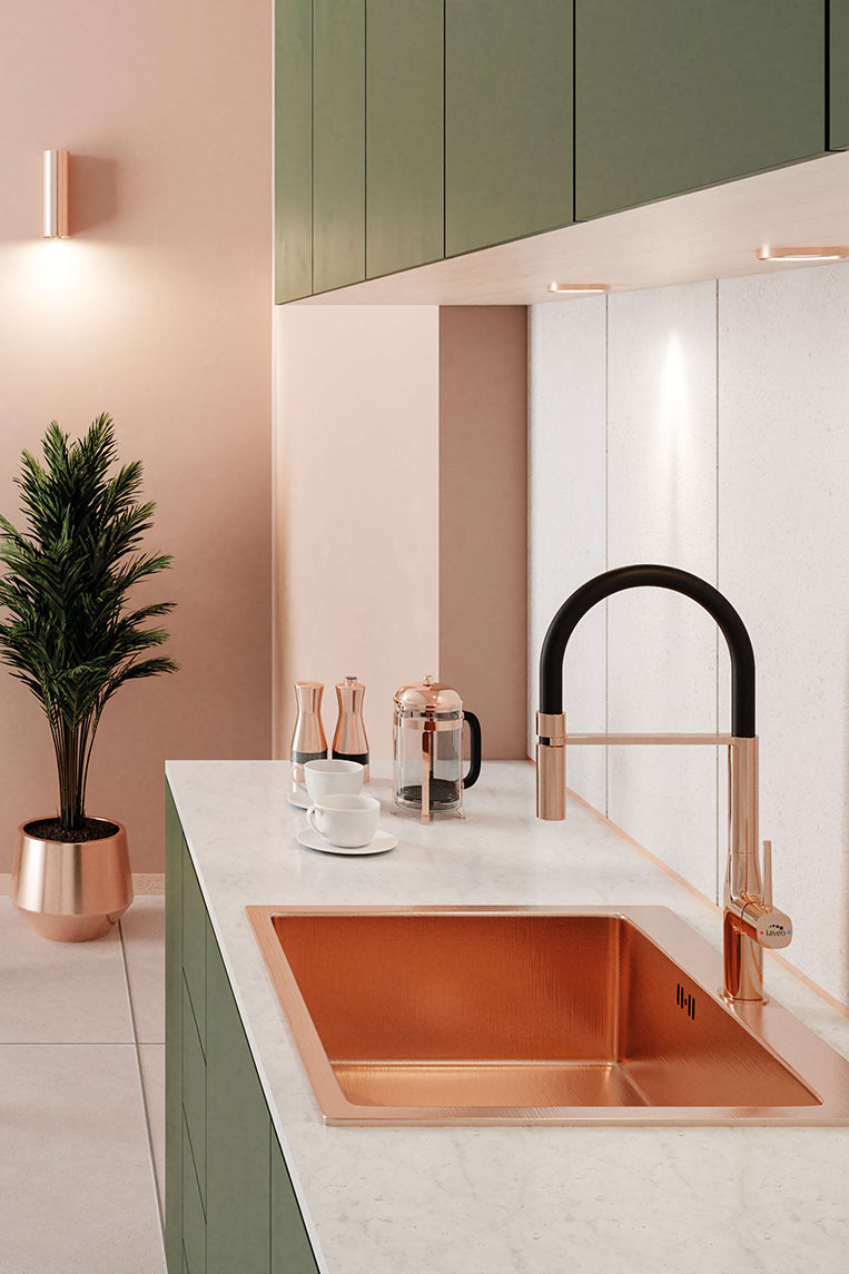 Кухненски смесител Pola Rose Gold Black - Laveo в модерна кухня с розово-златен мивка и черно-розово-златен смесител