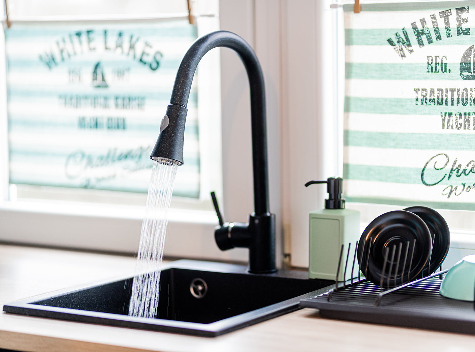 Кухненски смесител Daru Black Granite изтеглящ - Laveo в черен гранит, изтеглящ душ, модерна кухня от KERANOVA