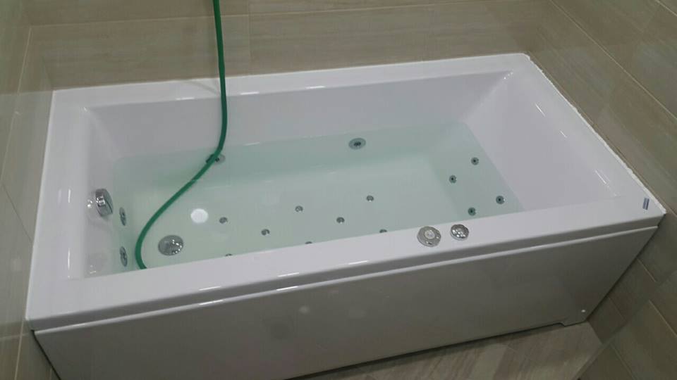 Хидромасажна вана Berlin Duo 180x80 см. бяла правоъгълна с тесни бордове и джетове, продукт от онлайн магазин за обзавеждане за бани KERANOVA