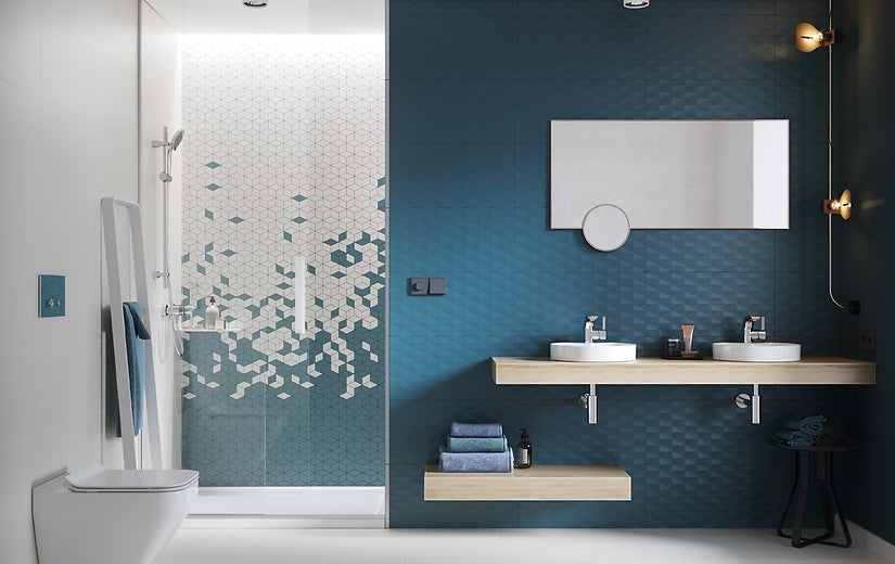 Баня Colour Blink 30x60 Cersanit в модерен интериор на KERANOVA, тъмносини геометрични плочки и душ с акцентни цветове