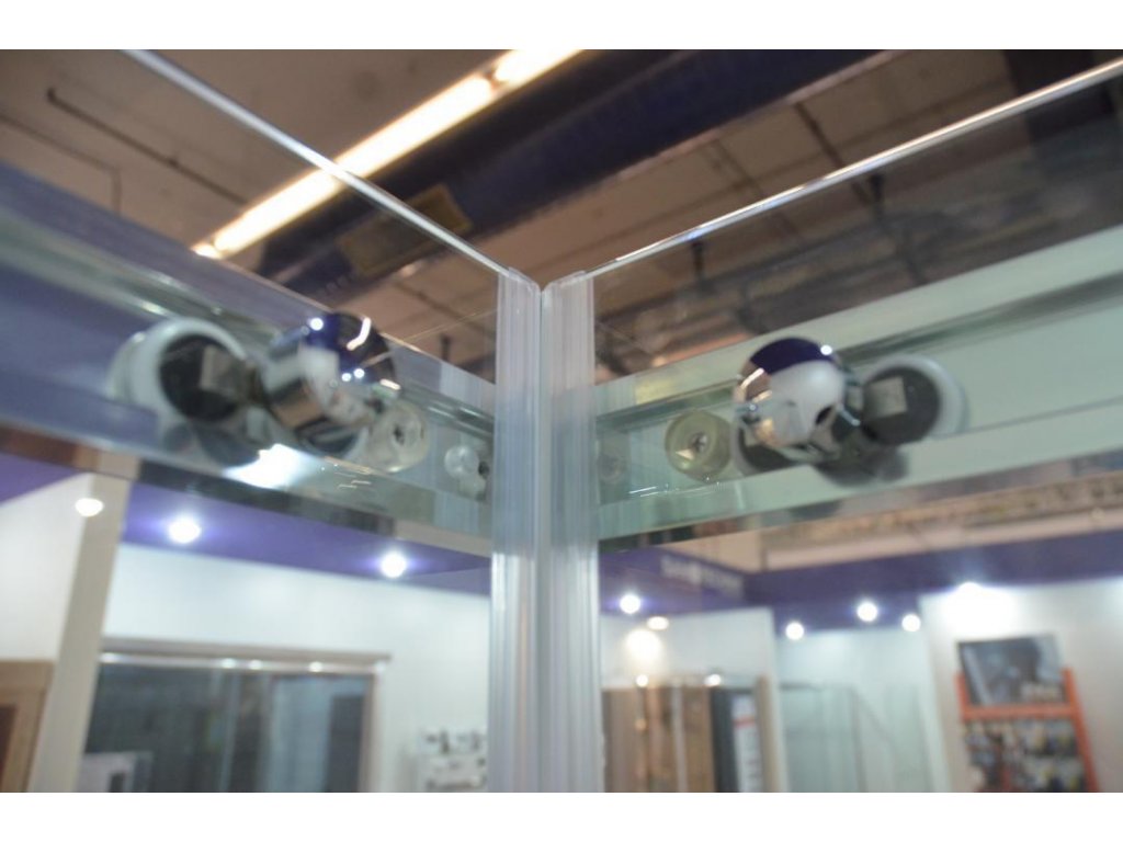 Душ кабина Elegance 100х100 см. – близък план на прозрачни 6 мм стъклени плъзгащи врати с хромиран алуминиев профил и метализирани дръжки, KERANOVA