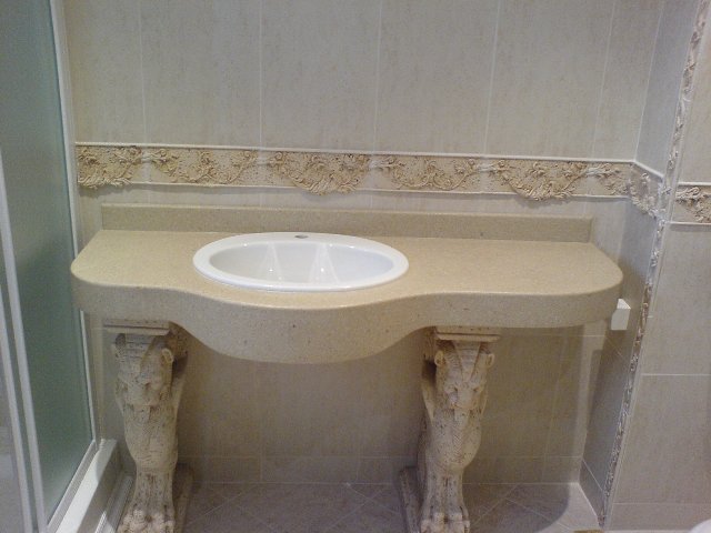 Плотове от технически камък за баня с мивка и декоративни конзолни стойки — онлайн магазин за обзавеждане за бани KERANOVA