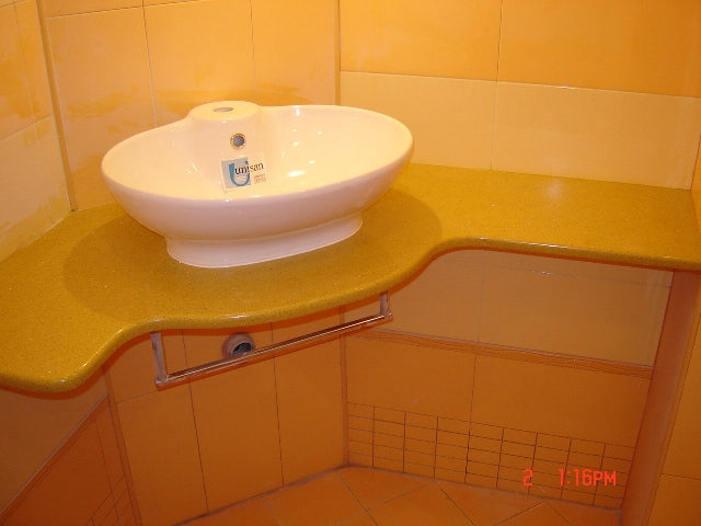 Плотове от технически камък кухненски/банен плот KERANOVA със заобен дизайн и мивка, жълт технически камък за бани