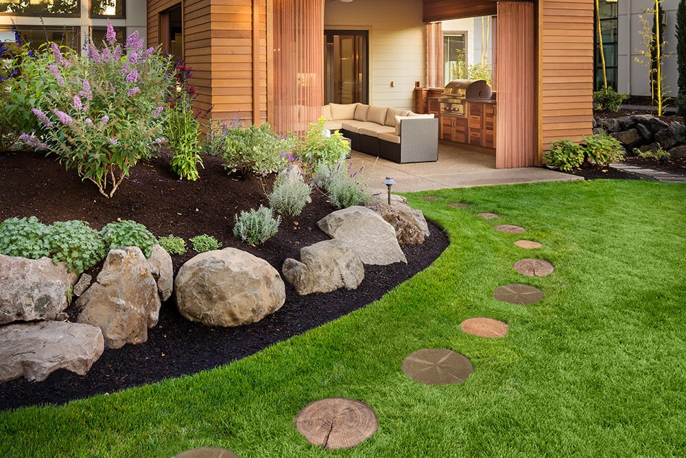 Forest Whisper павета във външна градина с алея от кръгли пътеки, естествен вид дървесни стволове, KERANOVA онлайн магазин