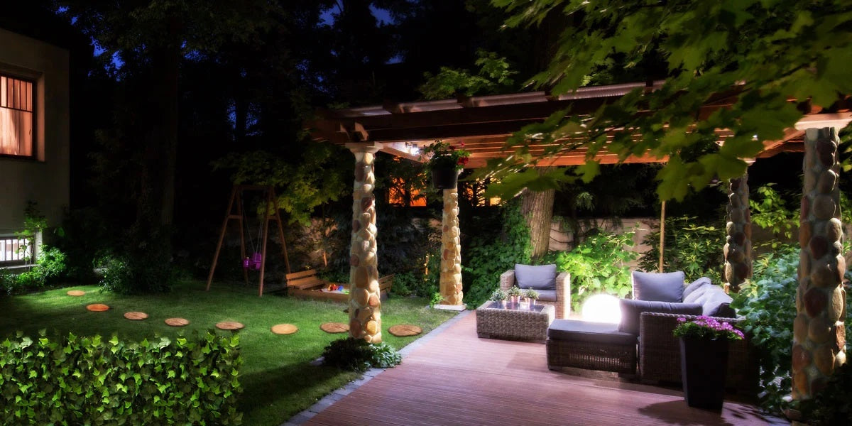 Forest Whisper павета в градинска алея с дървесен мотив, осветен външен кът с пергола, идеален за онлайн магазин KERANOVA