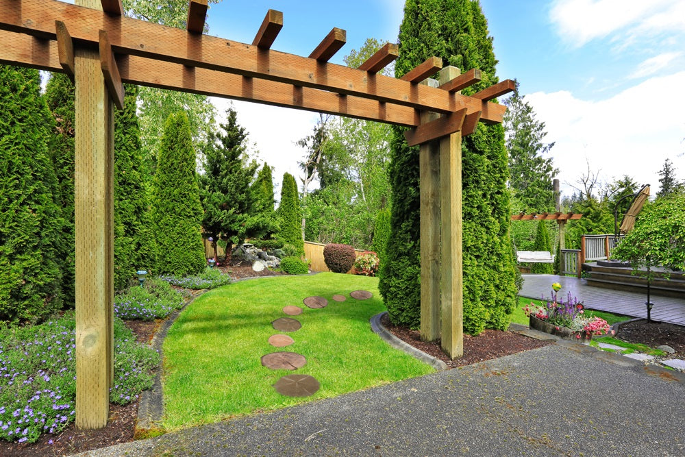 Forest Whisper павета във форма на дървесни стволове на алея в градина — онлайн магазин за обзавеждане за бани KERANOVA