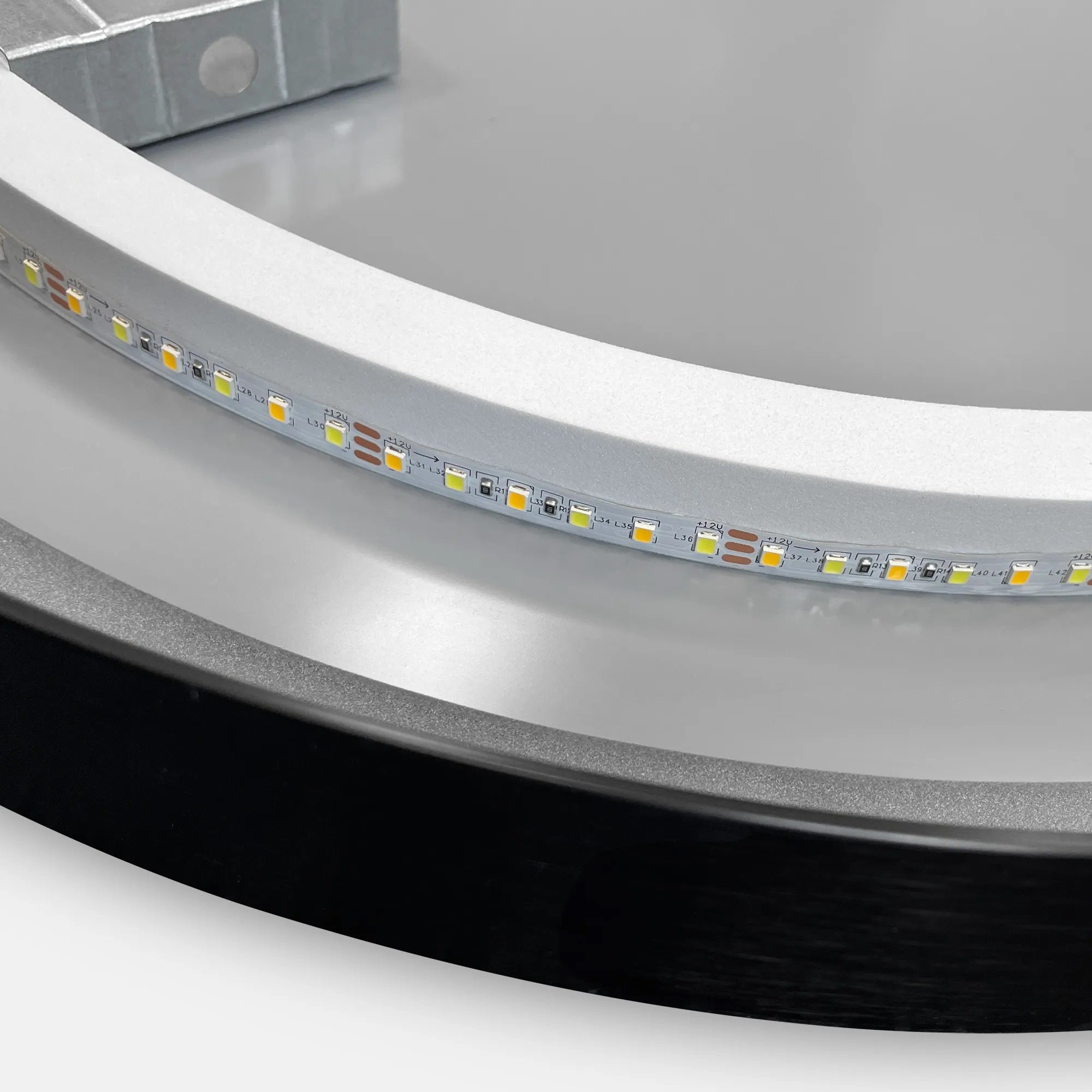 Огледало с осветление и подгрев OVL Black 50х100 см. — детайл на LED лента и черен алуминиев профил, онлайн магазин за обзавеждане за бани KERANOVA