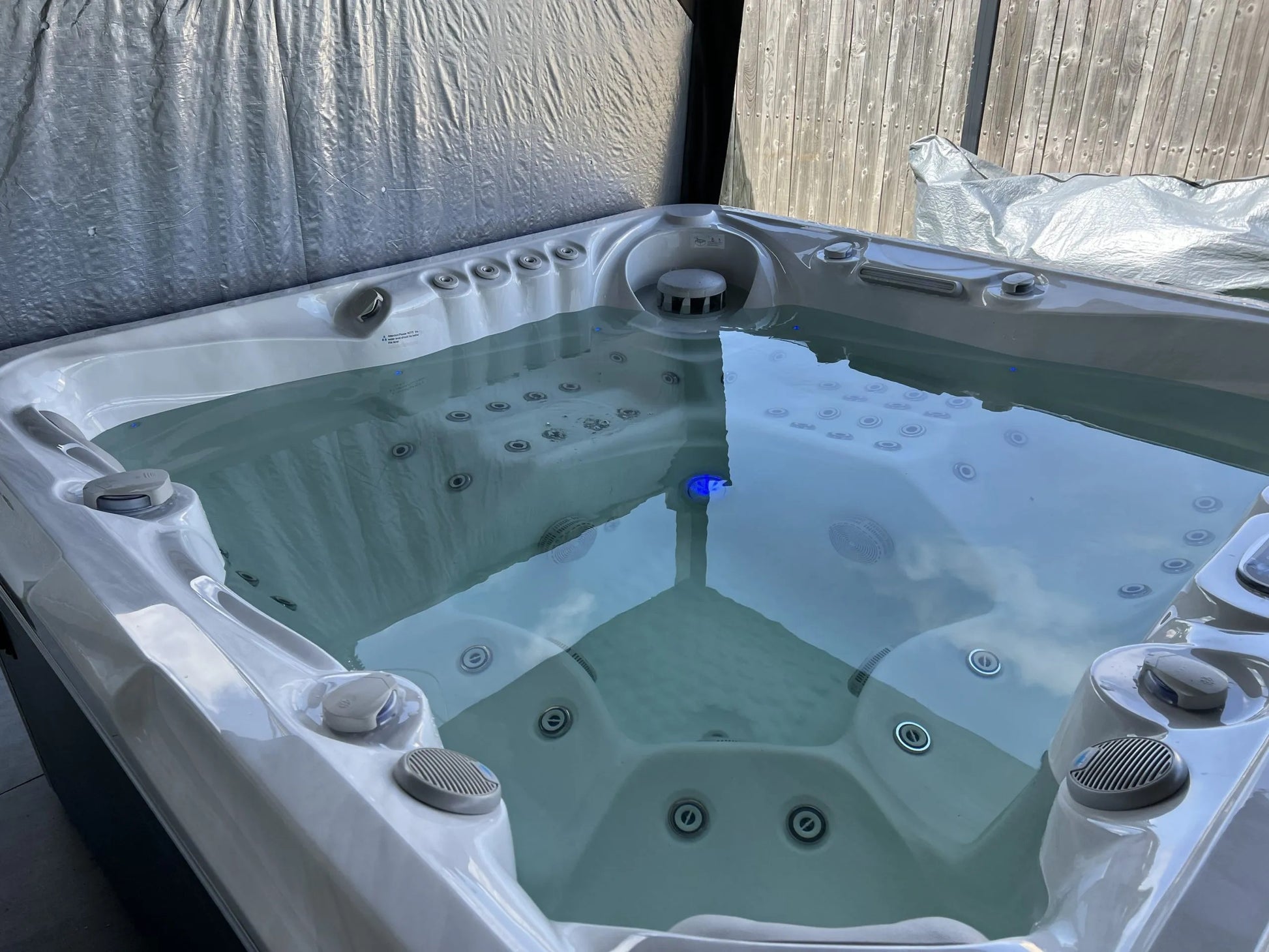 Hudson River 210x210 см. джакузи за до 5 души, просторен спа басейн от KERANOVA с хидротерапевтични седалки и модерни дюзи