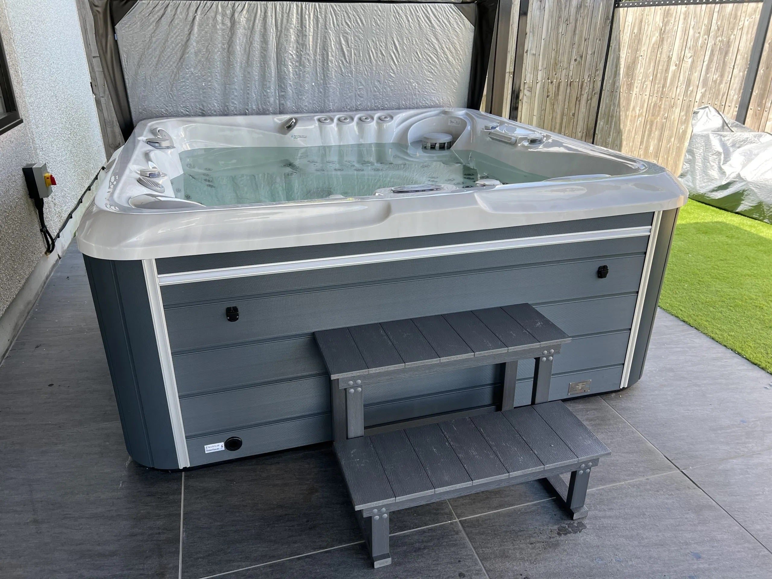 Hudson River 210x210 см. джакузи на открито, просторен спа басейн за до 5 души - онлайн магазин за обзавеждане за бани KERANOVA