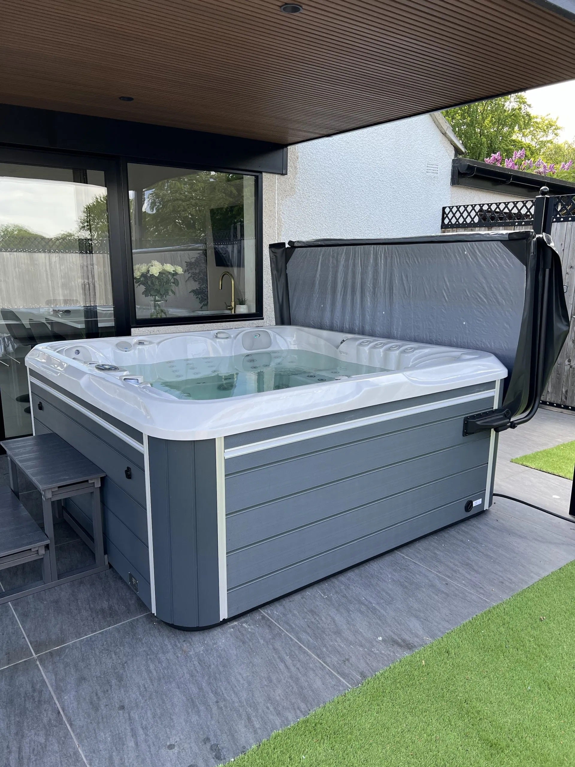 Hudson River 210x210 см. джакузи от North River Spas на открита тераса, онлайн магазин за обзавеждане за бани KERANOVA