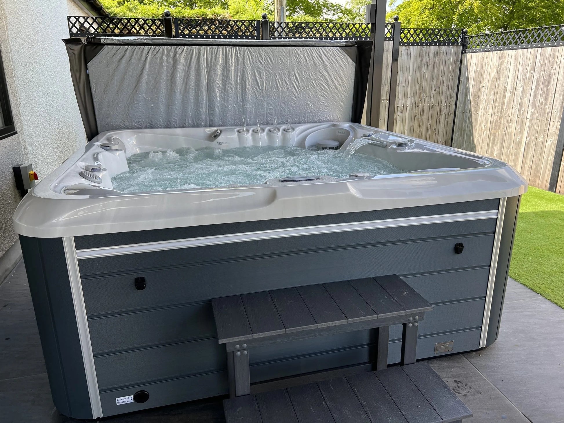 Hudson River 210x210 см. джакузи на открито с хидротерапевтични седалки, стилен сив панел, онлайн магазин KERANOVA