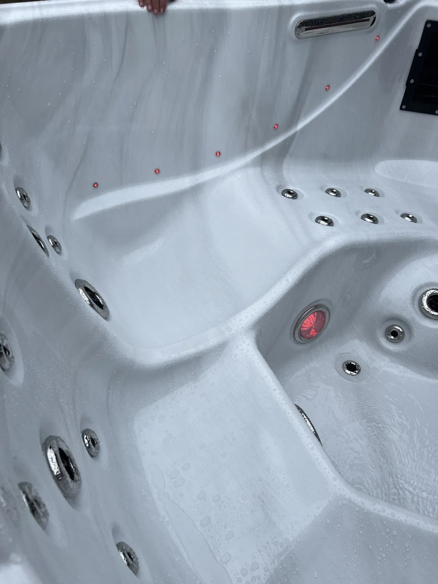 Hydro P DL 200x200 см. бял джакузи с ергономични места и множество хидромасажни дюзи – онлайн магазин KERANOVA