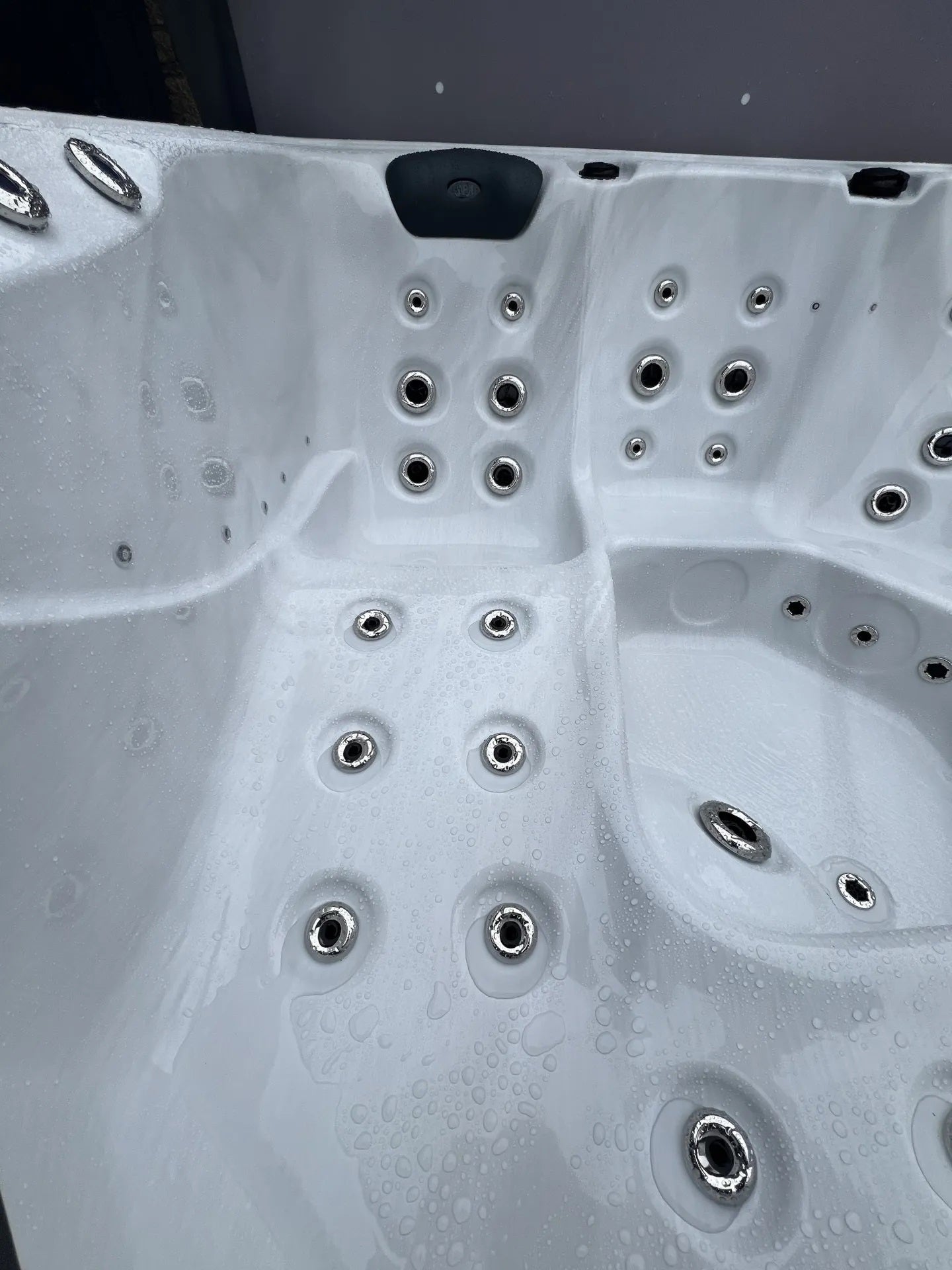 Hydro P DL 200x200 см. джакузи вътрешен изглед с множество хидромасажни дюзи – KERANOVA онлайн магазин за баня