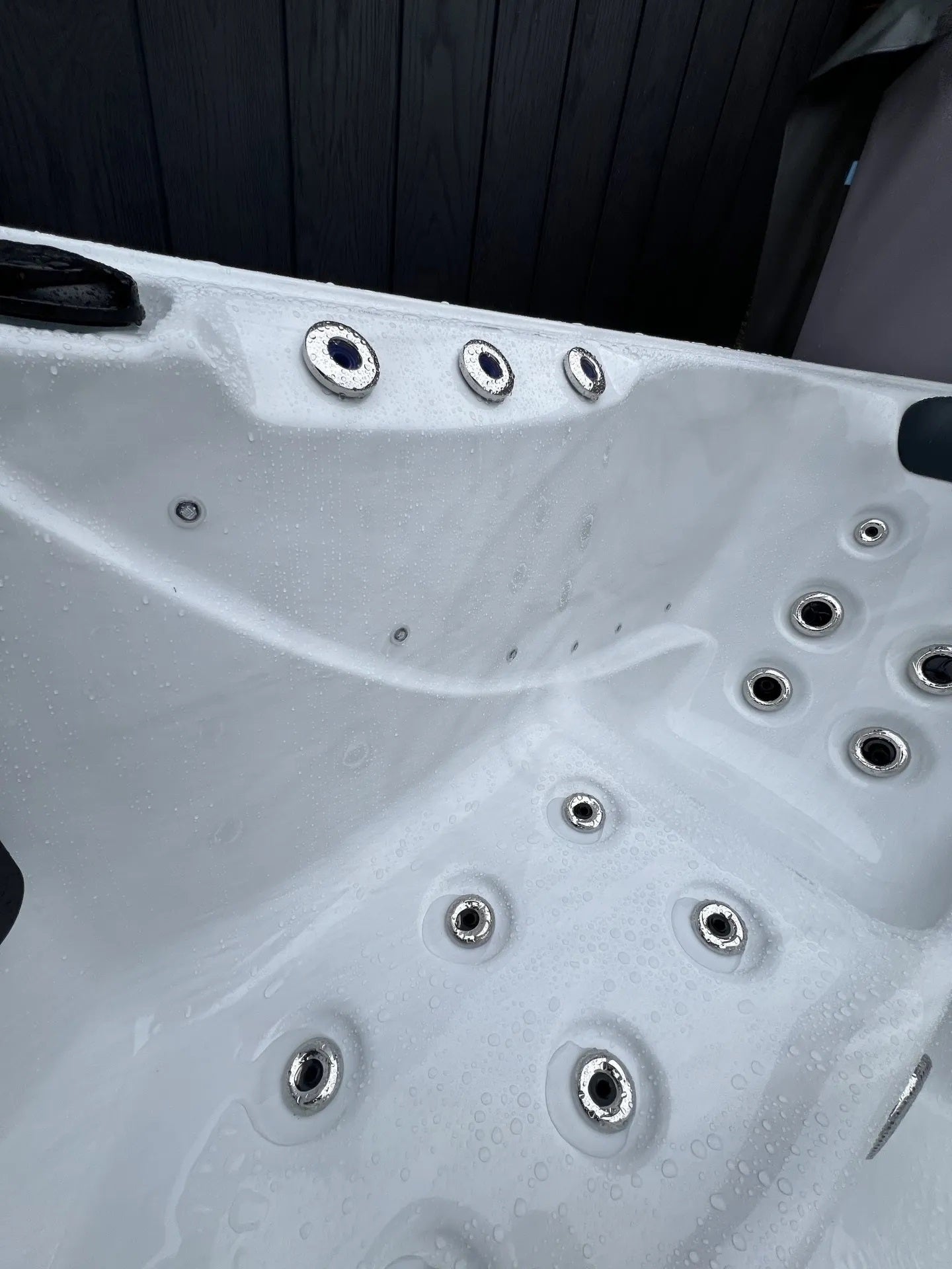 Hydro P DL 200x200 см. бяло джакузи с масажни дюзи, модел Hydro P DL 200x200 см. в онлайн магазин за обзавеждане за бани KERANOVA