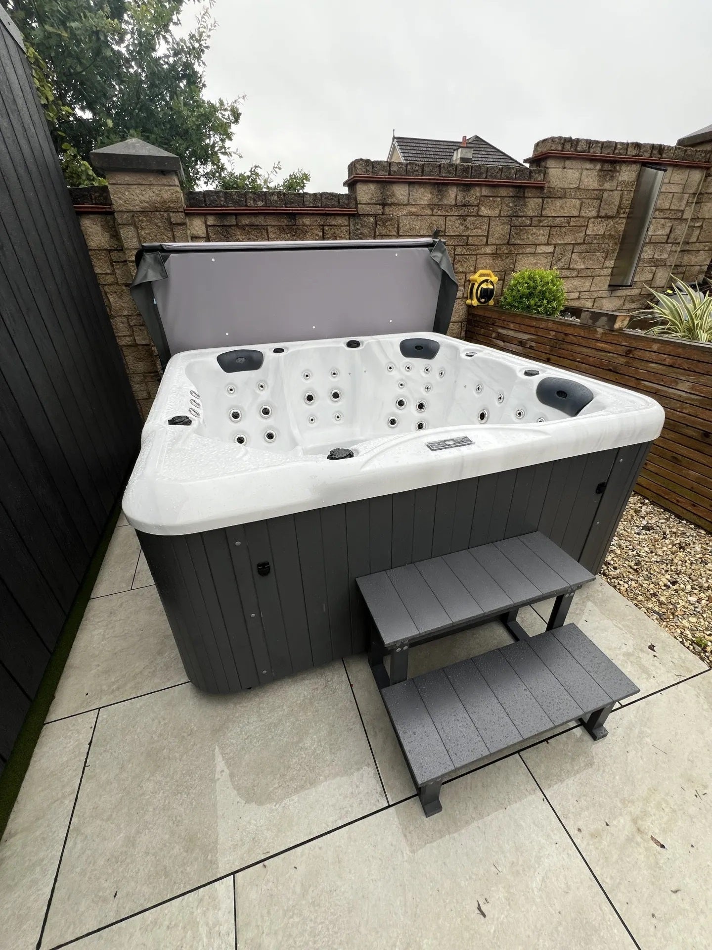 Hydro P DL 200x200 см. джакузи на открито с дълбочина 93 см, вместително семейно хидротерапевтично легло - онлайн магазин KERANOVA