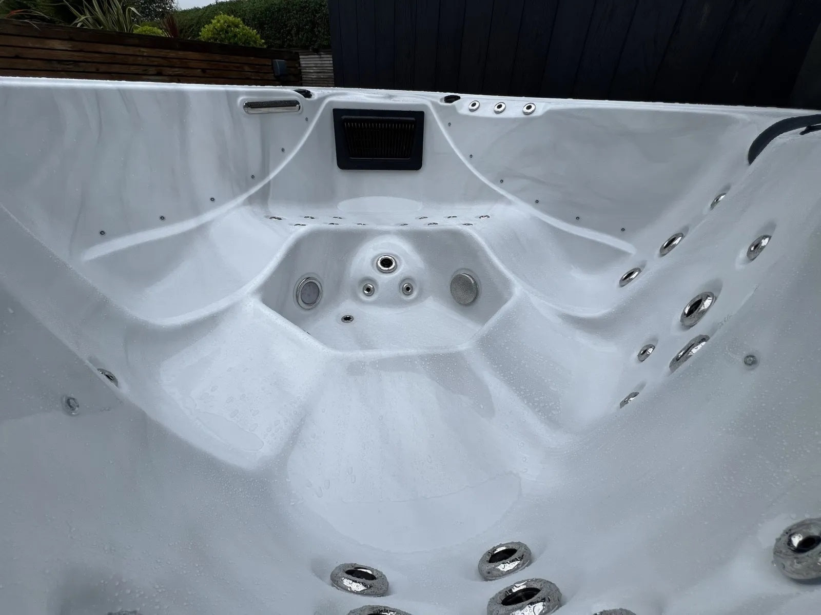 Hydro P DL 200x200 см. бял джакузи с лежанки и масажни джетове – онлайн магазин за обзавеждане за бани KERANOVA