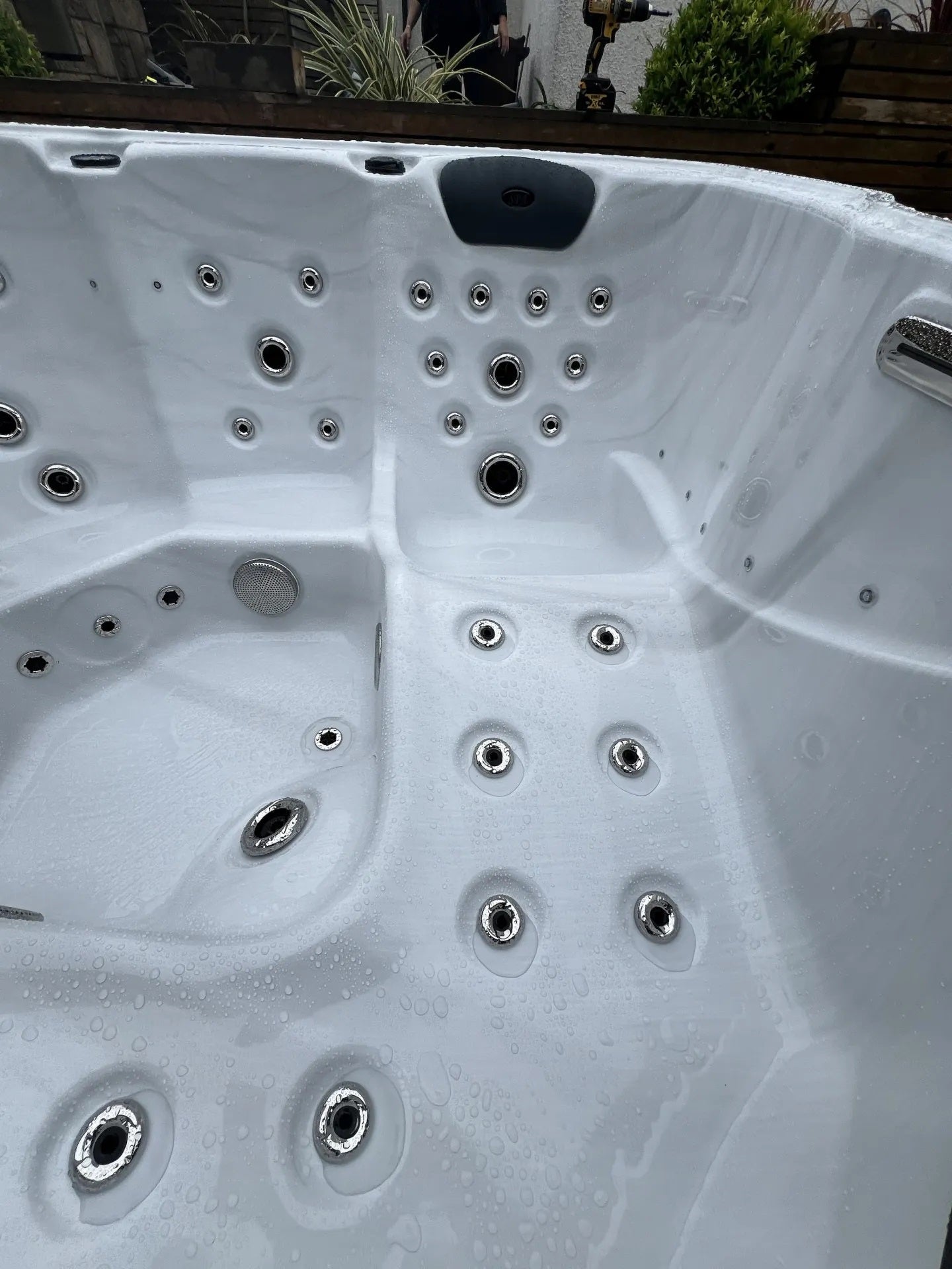 Hydro P DL 200x200 см. бял джакузи с множество хидромасажни дюзи, модел от North River Spas в онлайн магазин KERANOVA
