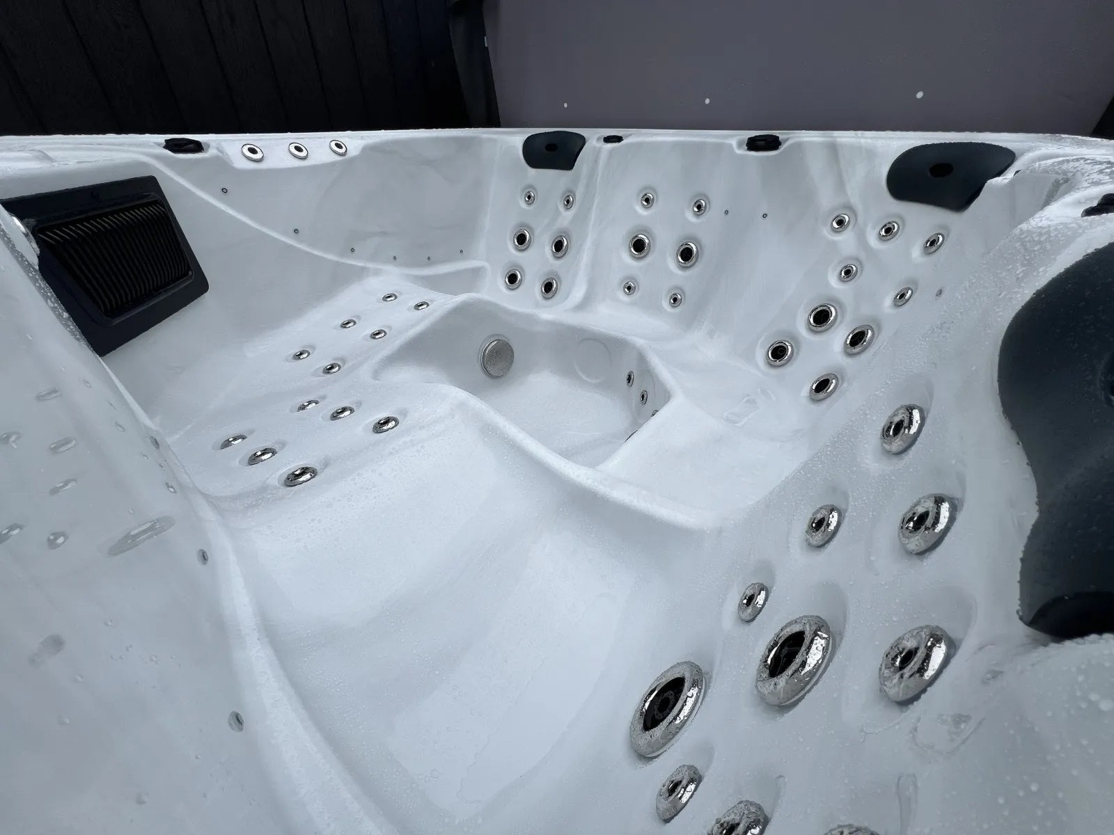 Hydro P DL 200x200 см. бяло джакузи с множество масажни дюзи и две лежанки - онлайн магазин KERANOVA