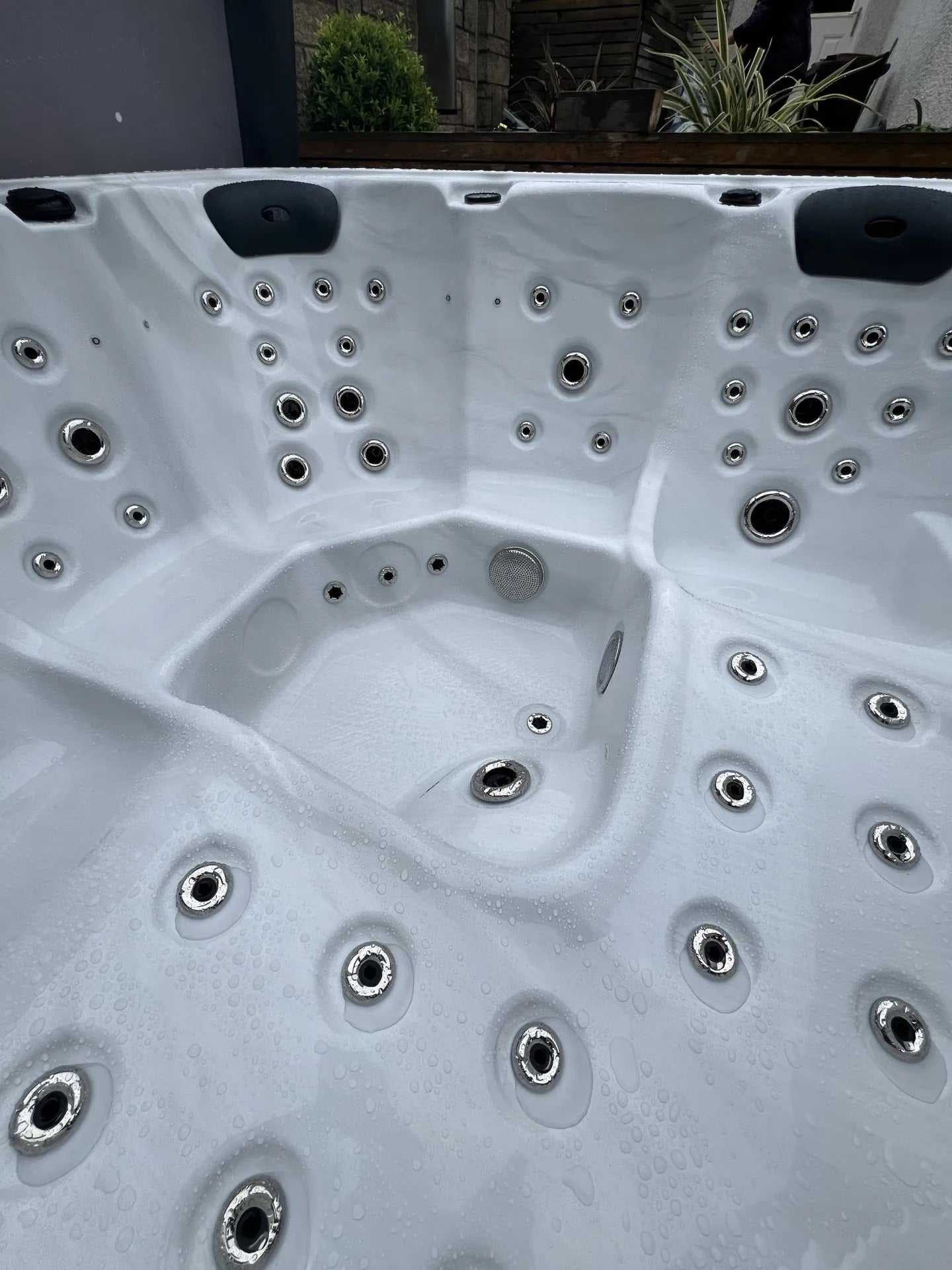 Hydro P DL 200x200 см. бял джакузи с множество масажни дюзи и лежанки за семейна хидротерапия - KERANOVA