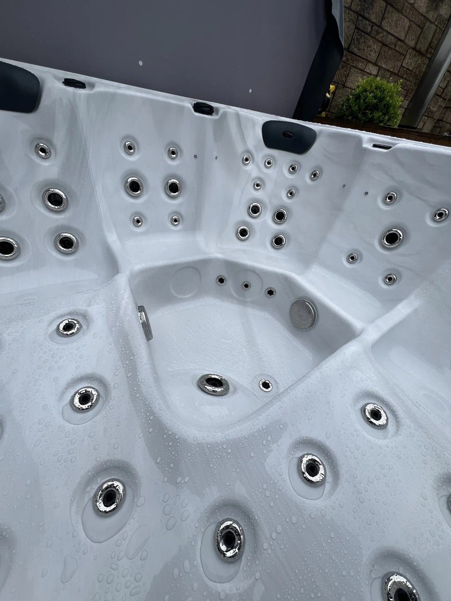 Hydro P DL 200x200 см. джакузи от North River Spas с множество хидроджетове за комфорт и хидротерапия - онлайн магазин KERANOVA