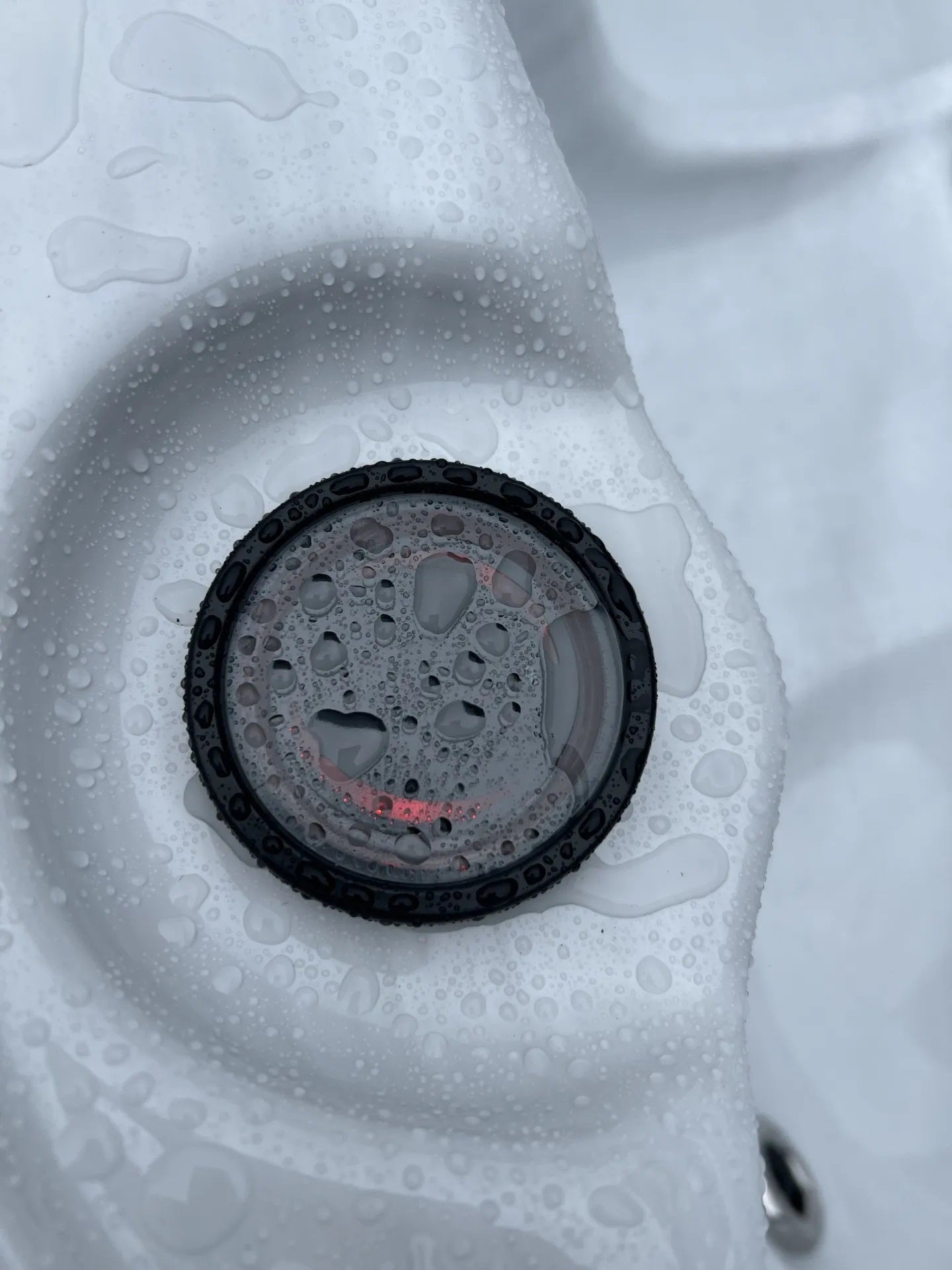 Hydro P DL 200x200 см. – близък план на дренаж/контролен елемент с капки вода, онлайн магазин KERANOVA