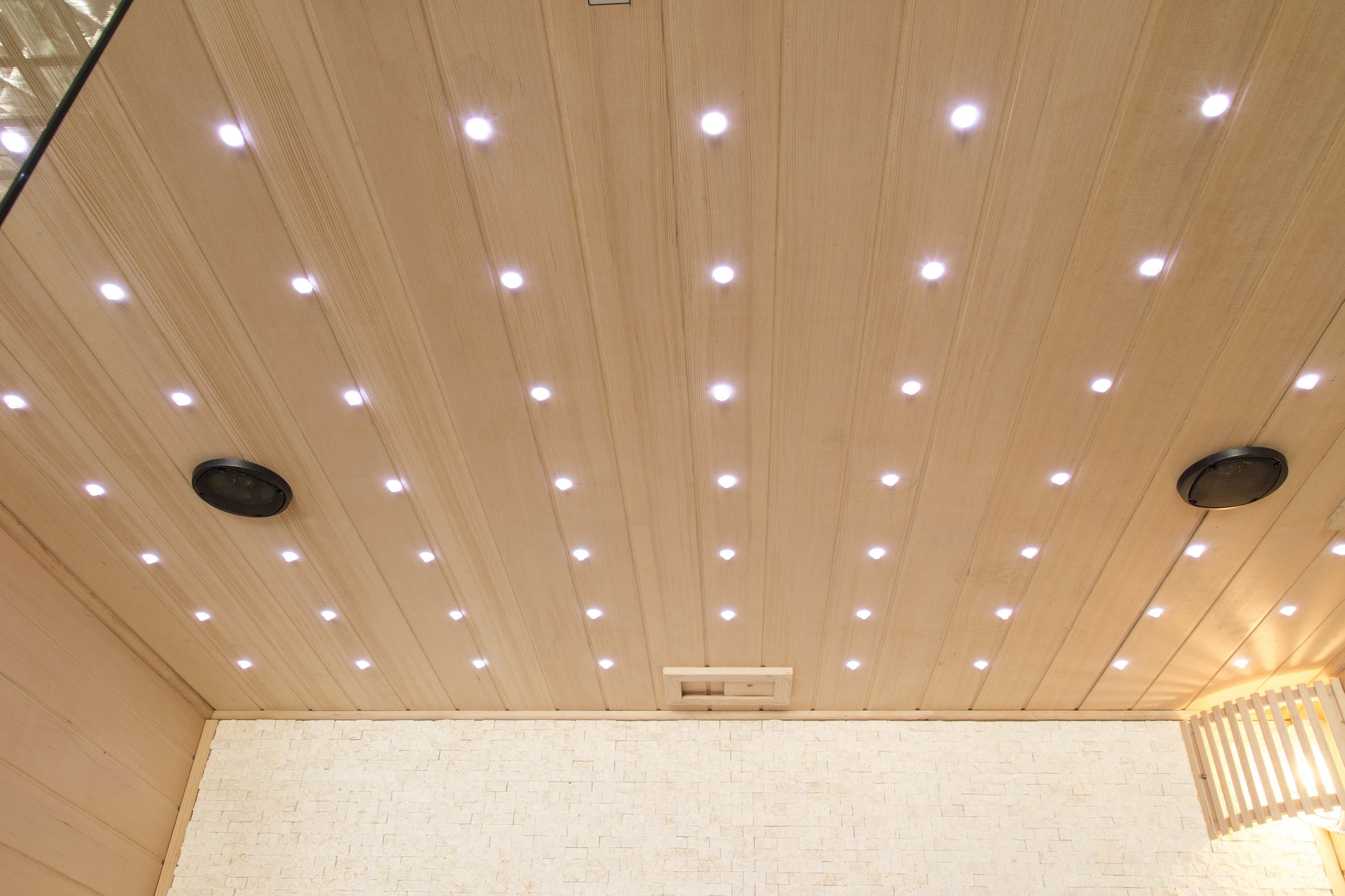 Сауна ICL 401 220х170х210 см. таван с LED осветление, тонколони и вентилатор в интериор на сауна - KERANOVA онлайн магазин