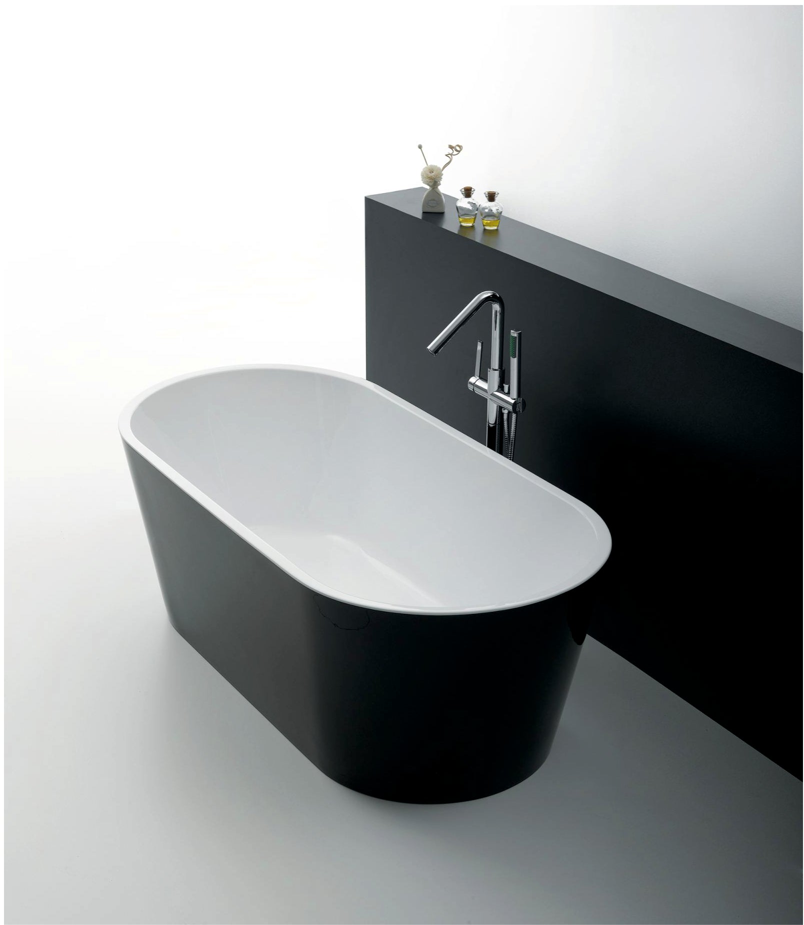 Свободно стояща вана ICSH LB1708B - 170х80 см. елегантна черна външна повърхност и бяла вътрешност, 245 л, рамка от неръждаема стомана — KERANOVA