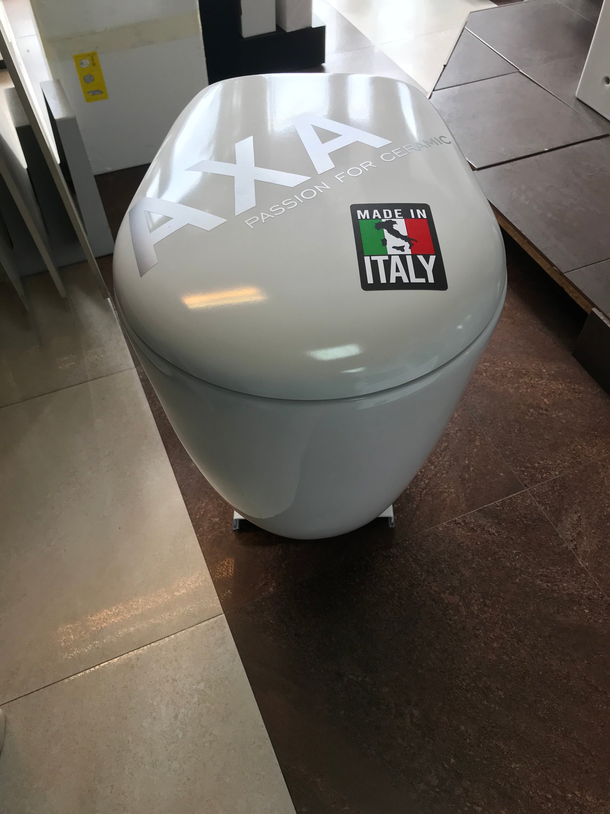 Конзолна тоалетна Normal 48 см. - AXA Italy бяла порцеланова конзолна тоалетна с DUROPLAST капак, водоспестяваща технология, за онлайн магазин KERANOVA
