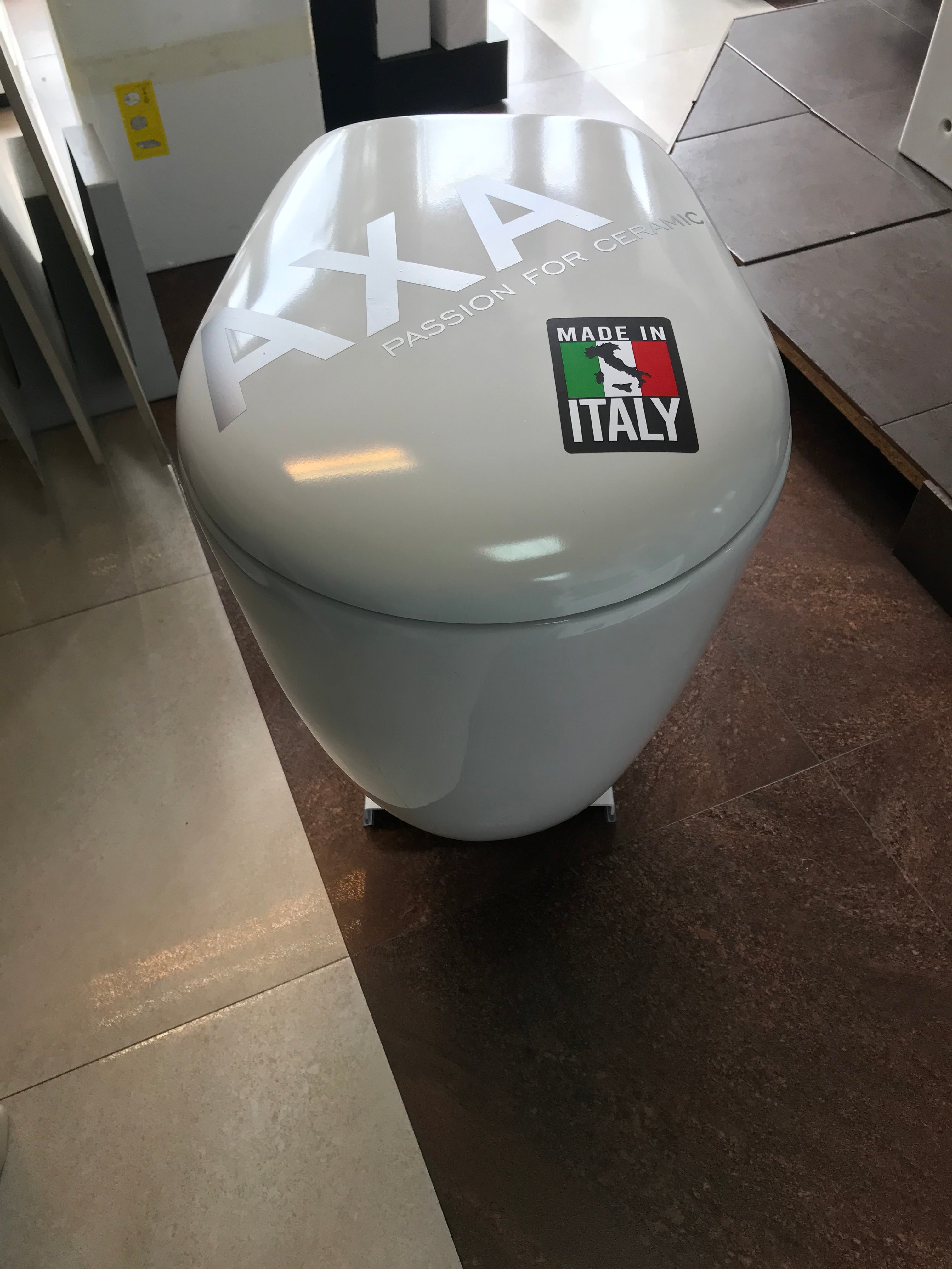 Конзолна тоалетна Normal 48 см. - AXA Italy бяла порцеланова конзолна тоалетна с DUROPLAST капак, водоспестяваща технология, за онлайн магазин KERANOVA