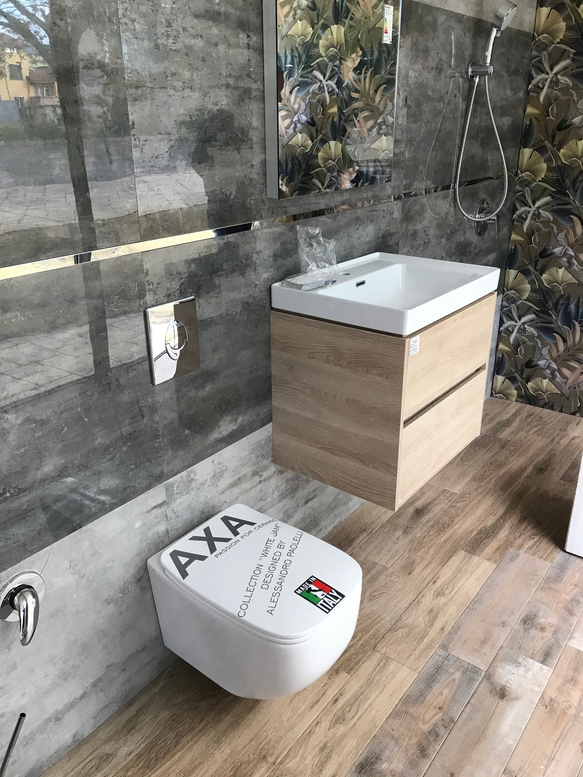 Rimless конзолна тоалетна White Jam - AXA Italy в магазин KERANOVA, безрингова, бял порцелан, антибактериален DUROPLAST капак