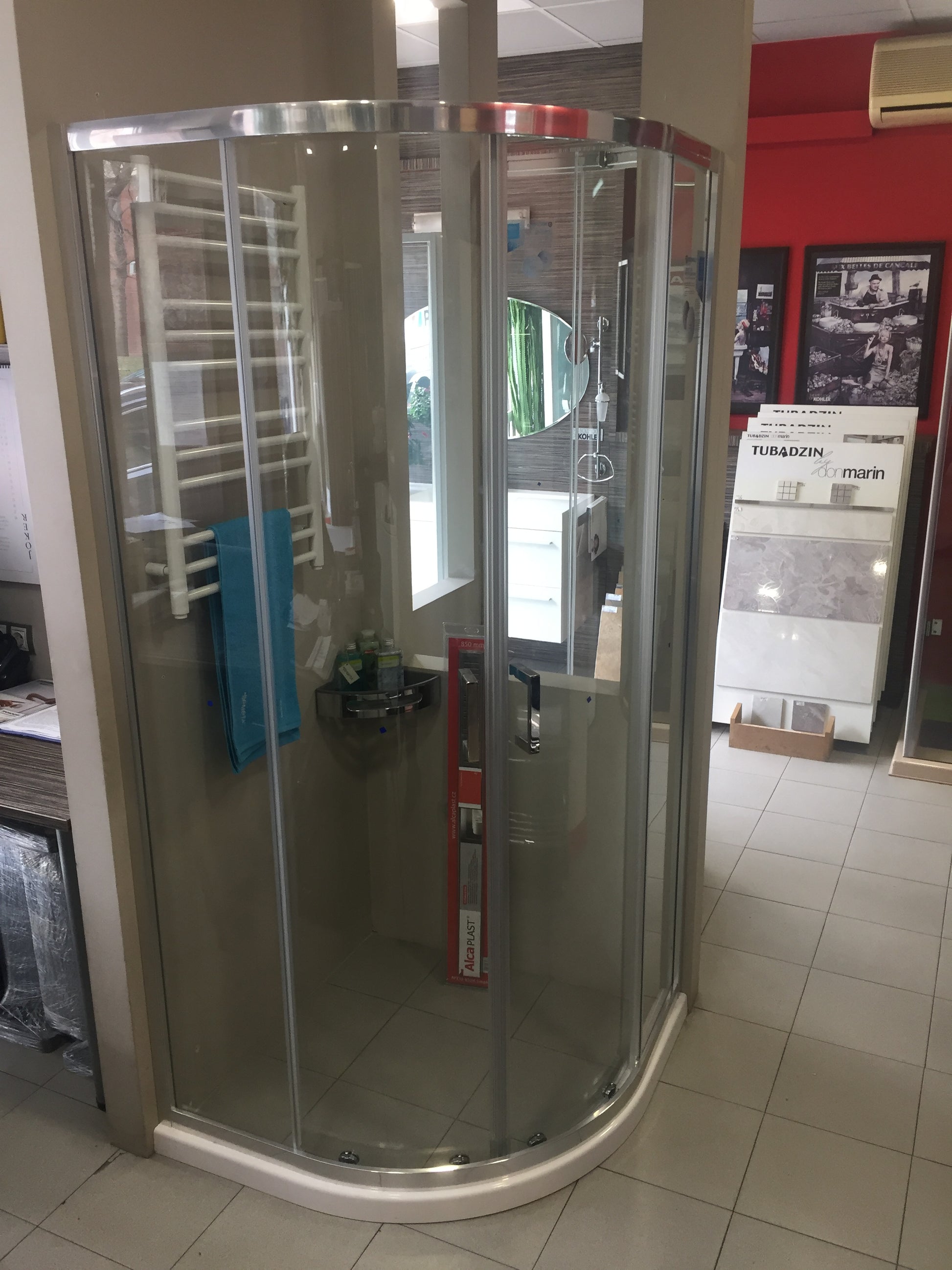 Овална душ кабина с плъзгане Lega Line 80x80 см. в шоурум KERANOVA, безпрофилна 190 см, Rolshield Nanoglass, алум. профил, Чехия