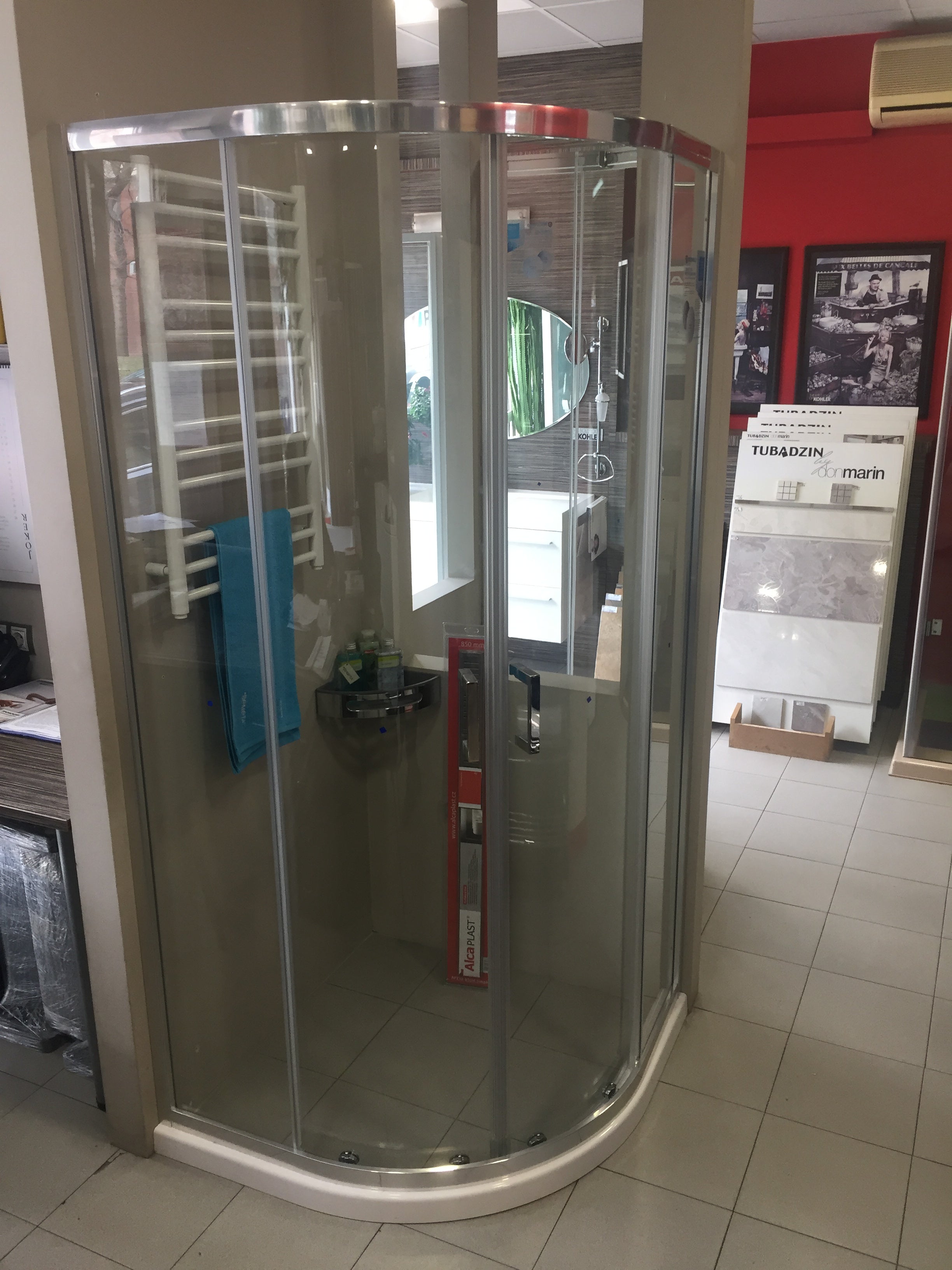 Овална душ кабина с плъзгане Lega Line 80x80 см. в шоурум KERANOVA, безпрофилна 190 см, Rolshield Nanoglass, алум. профил, Чехия