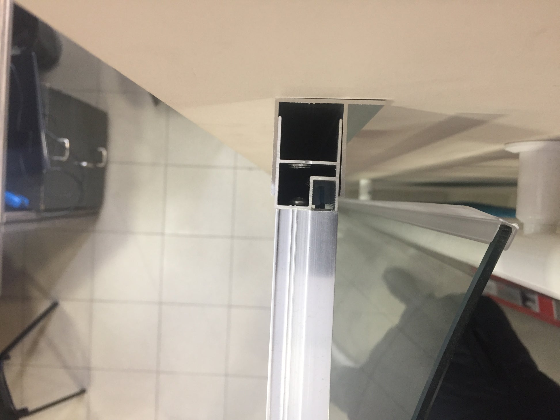 Параван Lega Line 117-120,5 см. алуминиев профил и закалено стъкло с Rolshield Nanoglass покритие за KERANOVA онлайн магазин