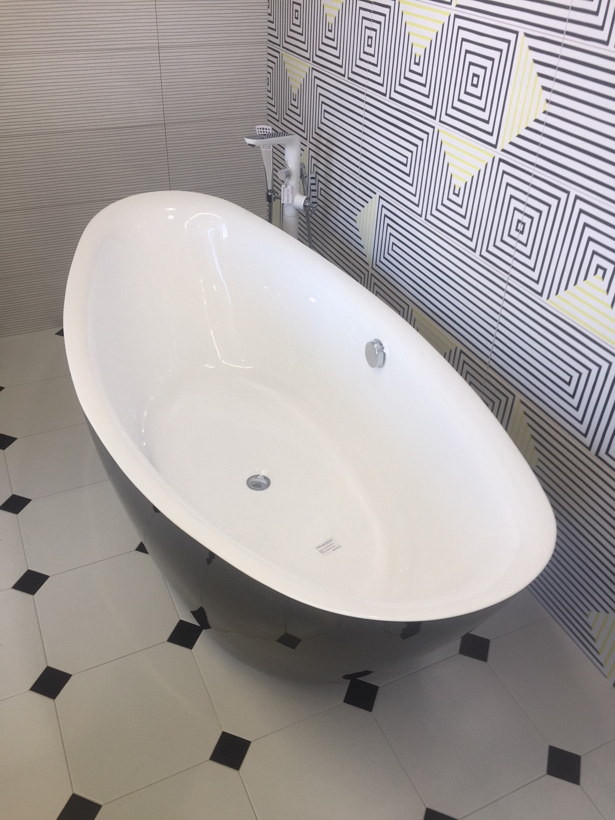 Свободно стояща вана Arezzo Black 180х87 см. - черна свободностояща акрилна вана за баня от онлайн магазин KERANOVA