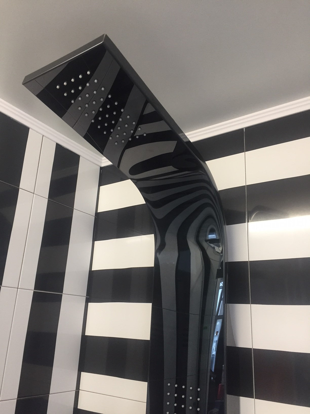 Хидромасажен душ панел Mariner Black с термостат, ръчен душ и душ пита - онлайн магазин за обзавеждане за бани KERANOVA