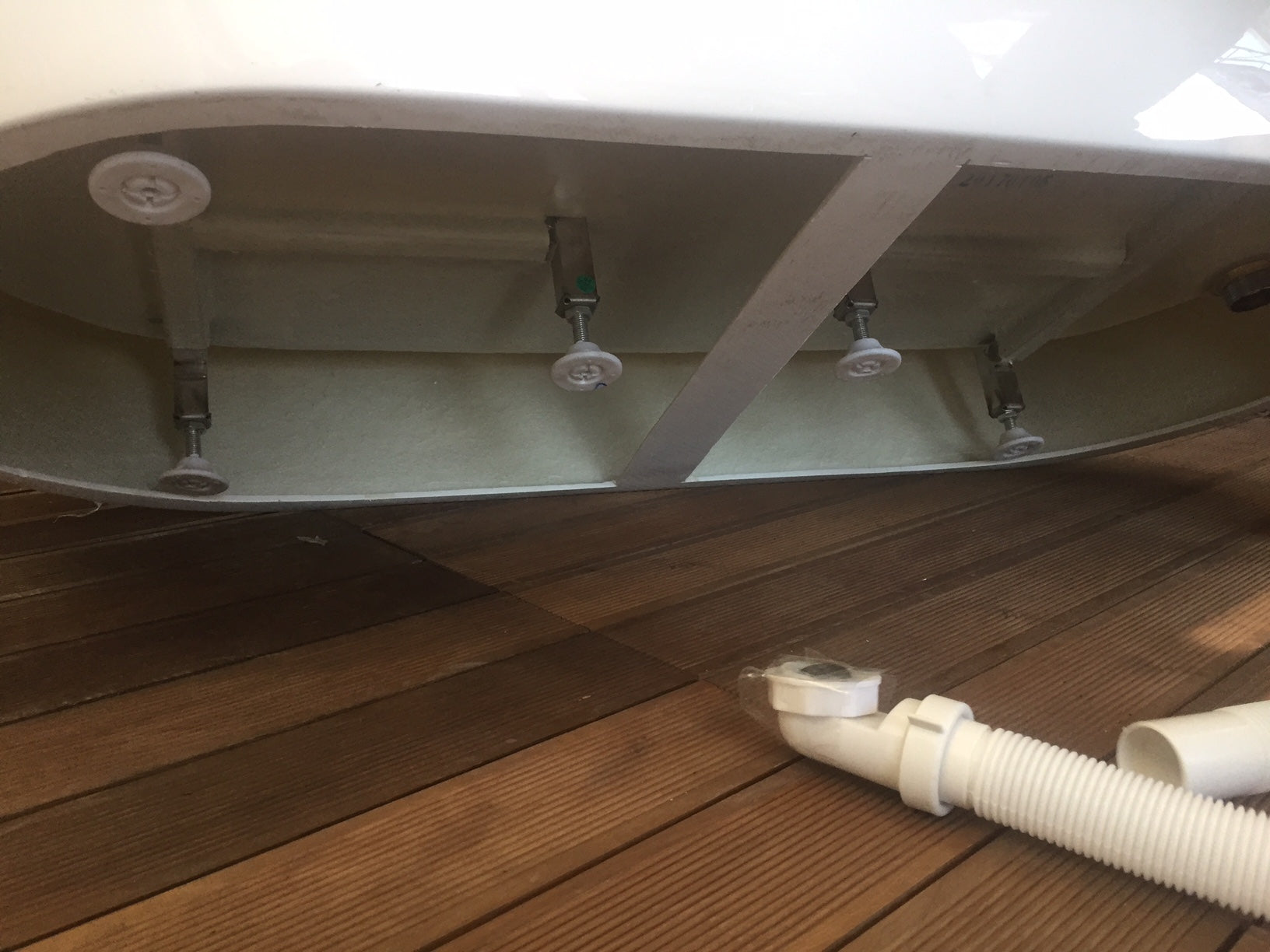 Свободно стояща вана Sierra 173х78 см. — долна част с регулируеми крачета, двустенна акрилна конструкция и клик-клак сифон, KERANOVA онлайн магазин