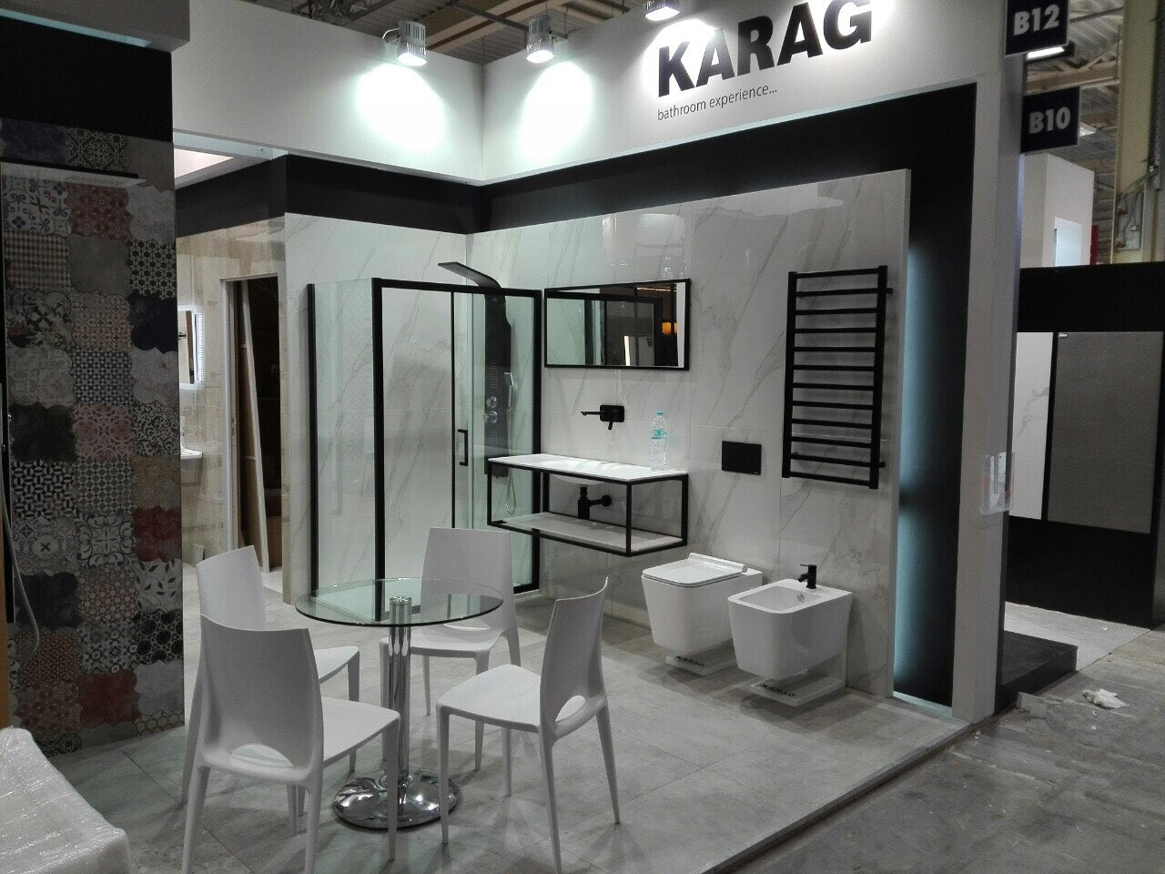 Конзолна тоалетна LT 003 Rimless в модерен изложбен щанд за бани, безръбова тоалетна чиния с капак със забавено падане - KERANOVA