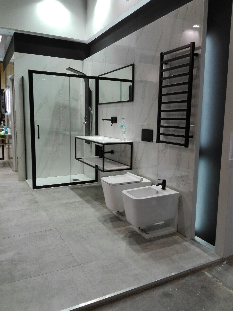 Конзолна тоалетна LT 003 Rimless в модерна баня с конзолна тоалетна чиния, седалка със забавено падане — онлайн магазин KERANOVA