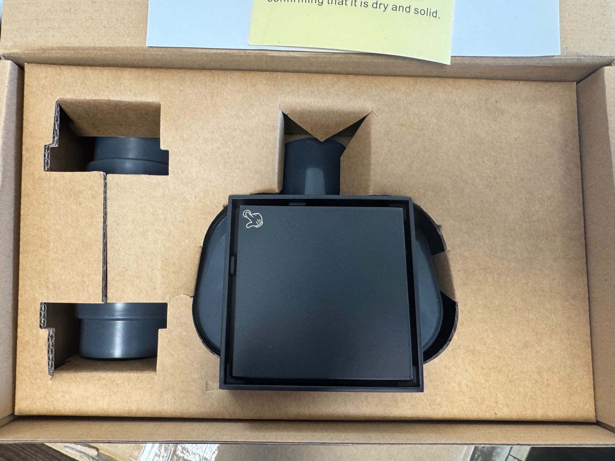Подов сифон Velora Black Mat 10х10 см. Пакет, съдържащ сифона и преходници.