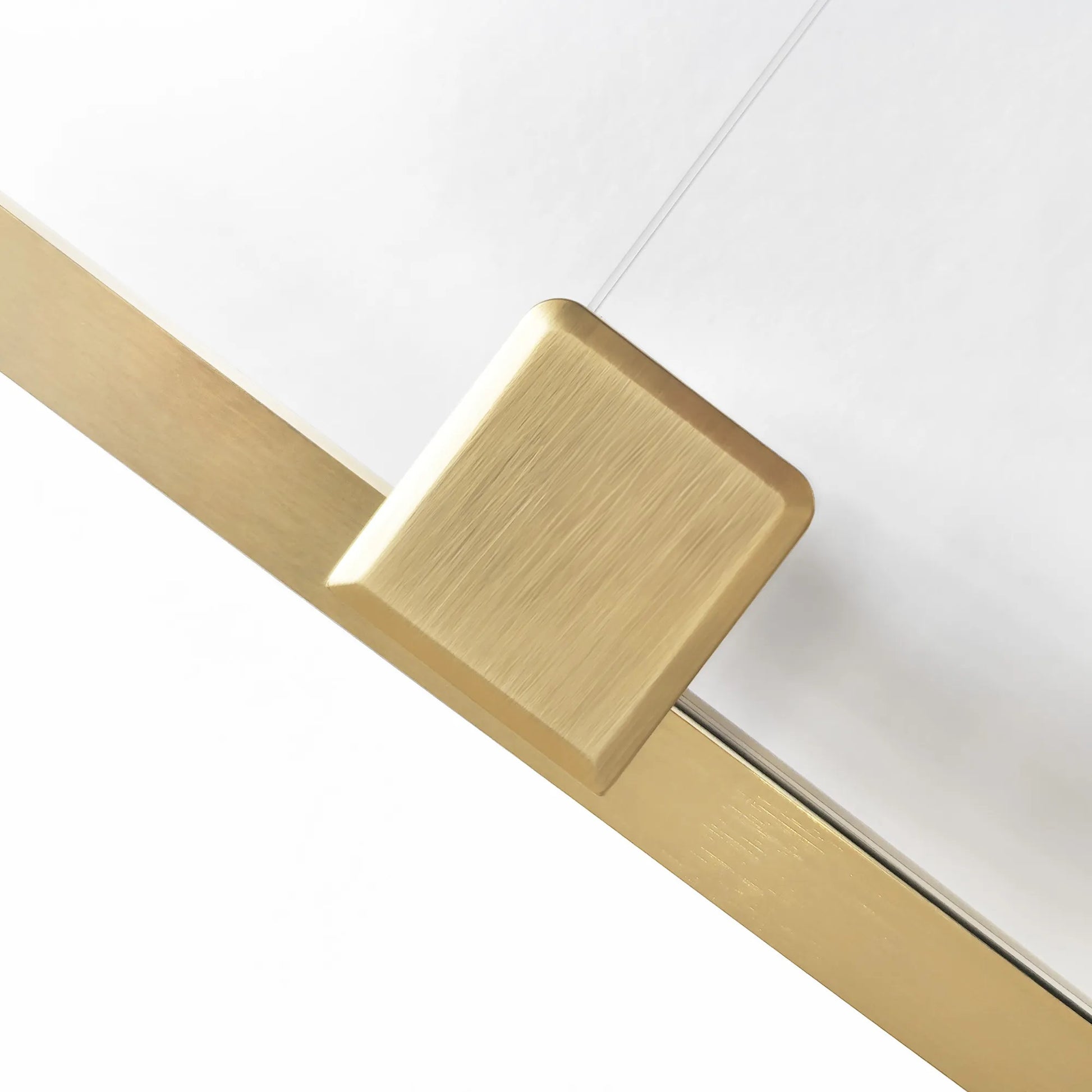 Montana Brushed Gold 120 - 118-120 см. алуминиев профил драскано злато, магнитен уплътнител, 6 мм закалено стъкло за баня - KERANOVA