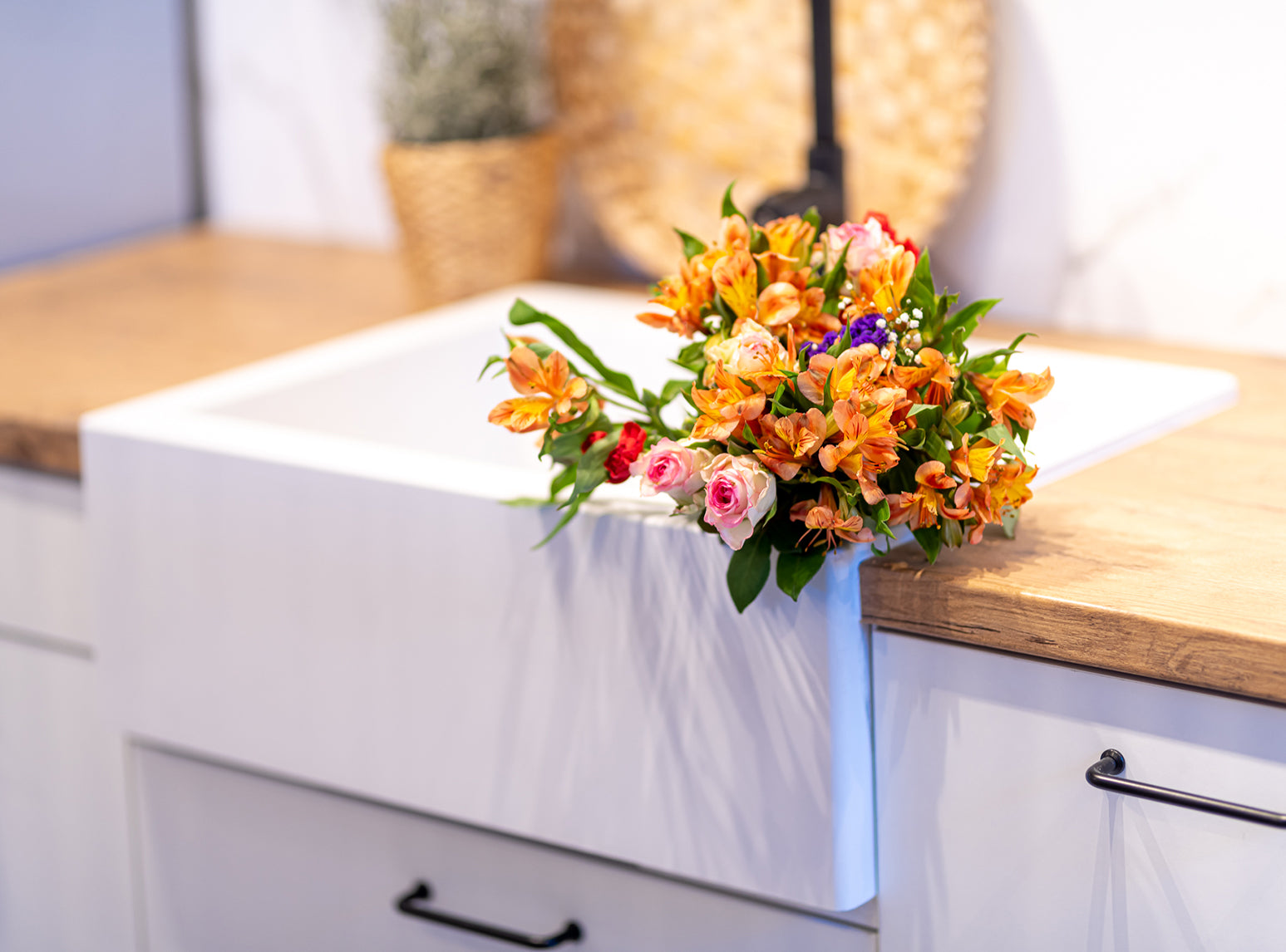 Кухненска мивка Komodo 58х49 см. - 2 цвята, бяла гранитна мивка Komodo с букет цветя на плот — онлайн магазин KERANOVA