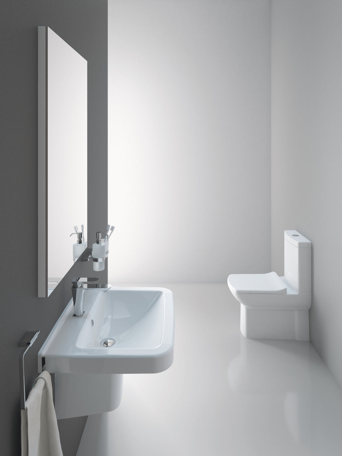 Моноблок Lara - опция вградено биде в модерна минималистична баня, плътно прилепнал до стена, седалка със забавено падане - KERANOVA