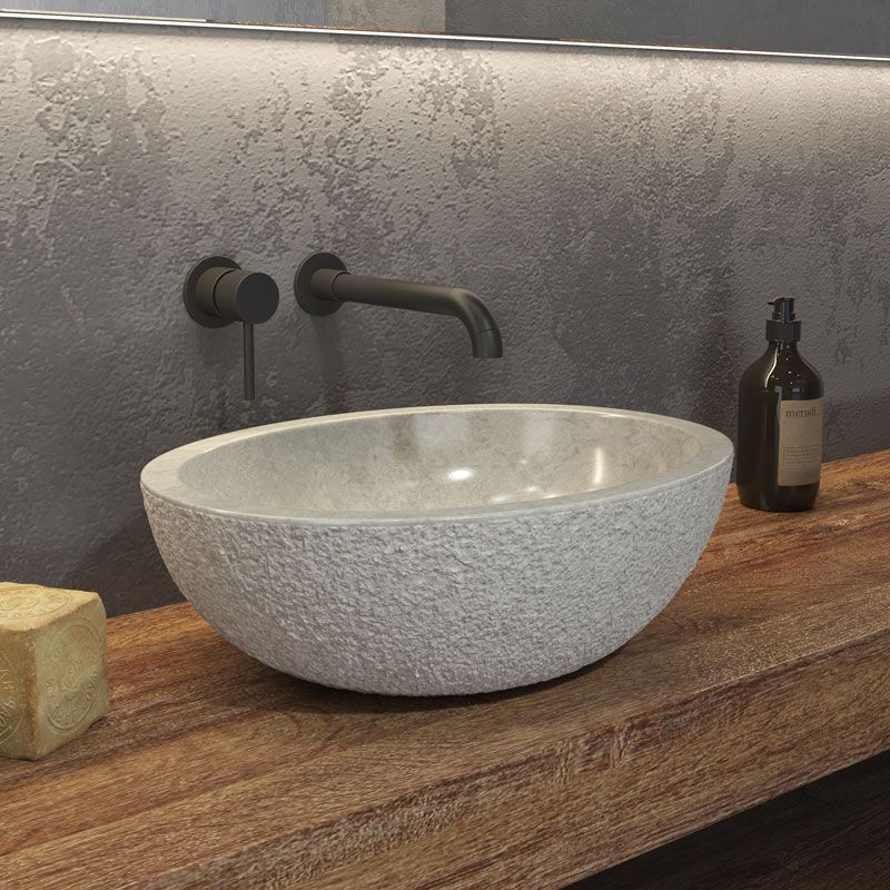 Каменна мивка Leonor SOP Cream Ф45 см. на дървен плот в баня, текстура от естествен камък - онлайн магазин за обзавеждане за бани KERANOVA