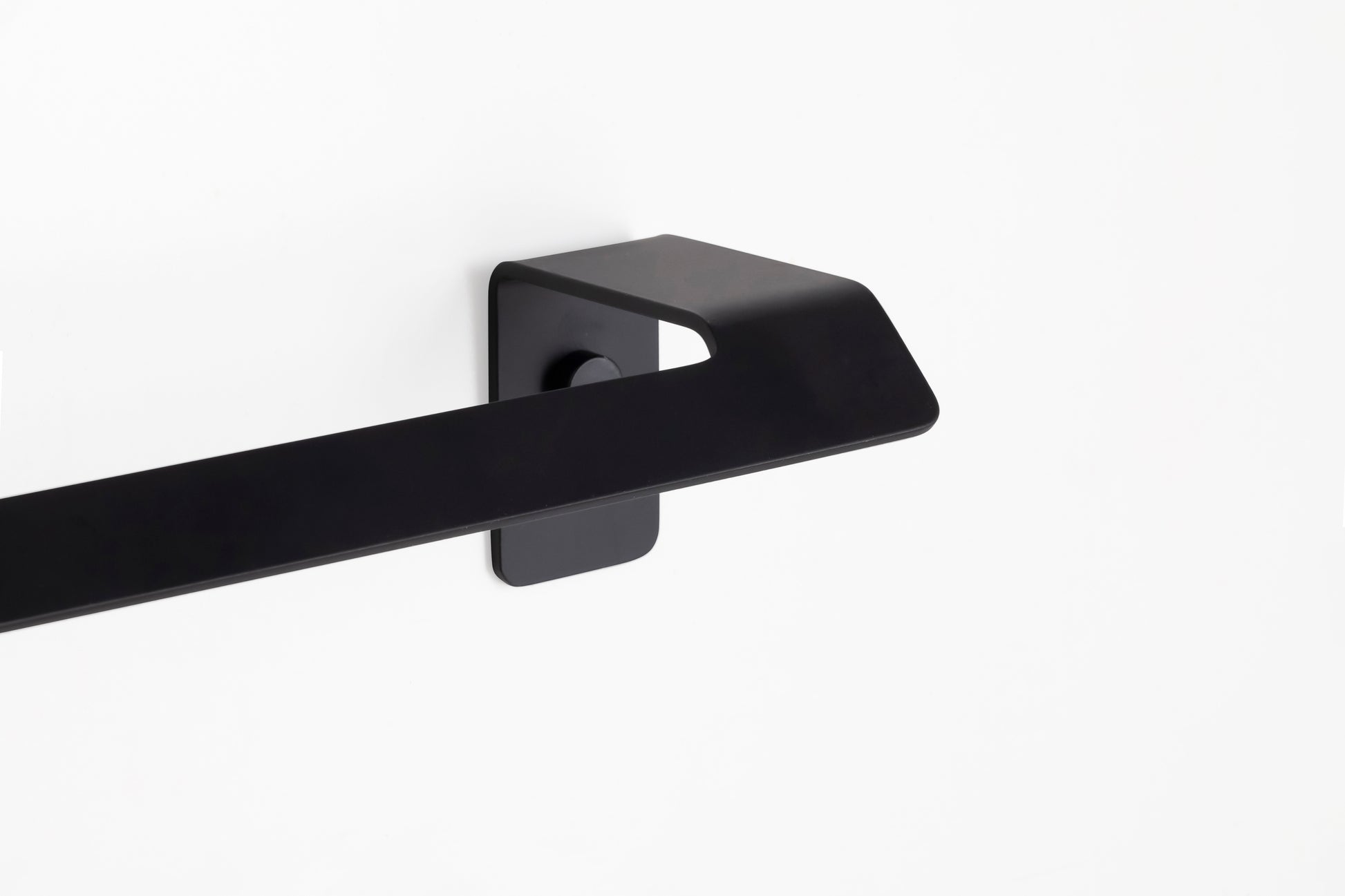 Серия SLIM - Matt Black матов черен 60 см държач за хавлия, луксозен аксесоар за баня KERANOVA