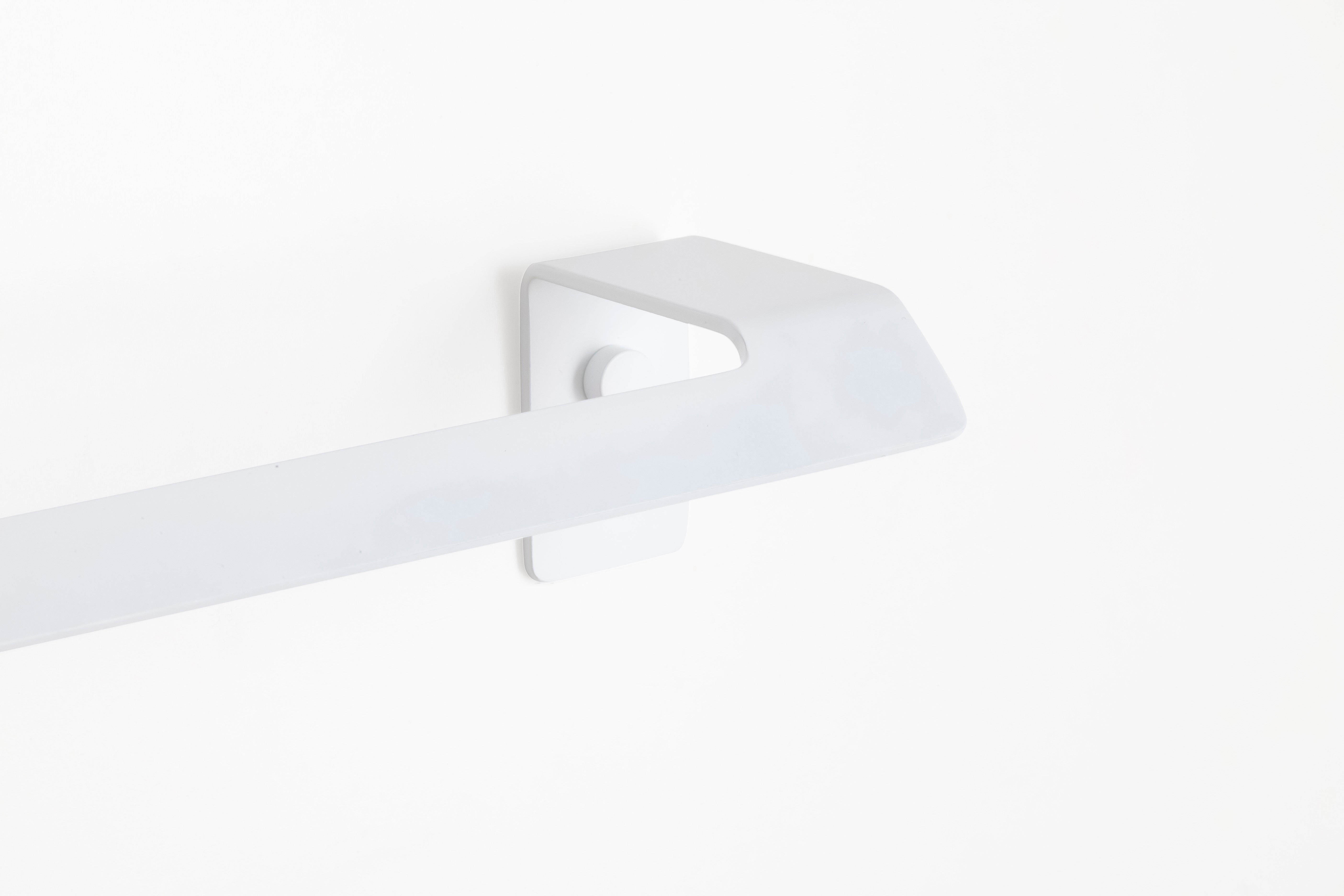 Серия SLIM - Matt White бял матов хавлиен държач 60 см за баня, луксозен аксесоар KERANOVA, монтаж с лепило